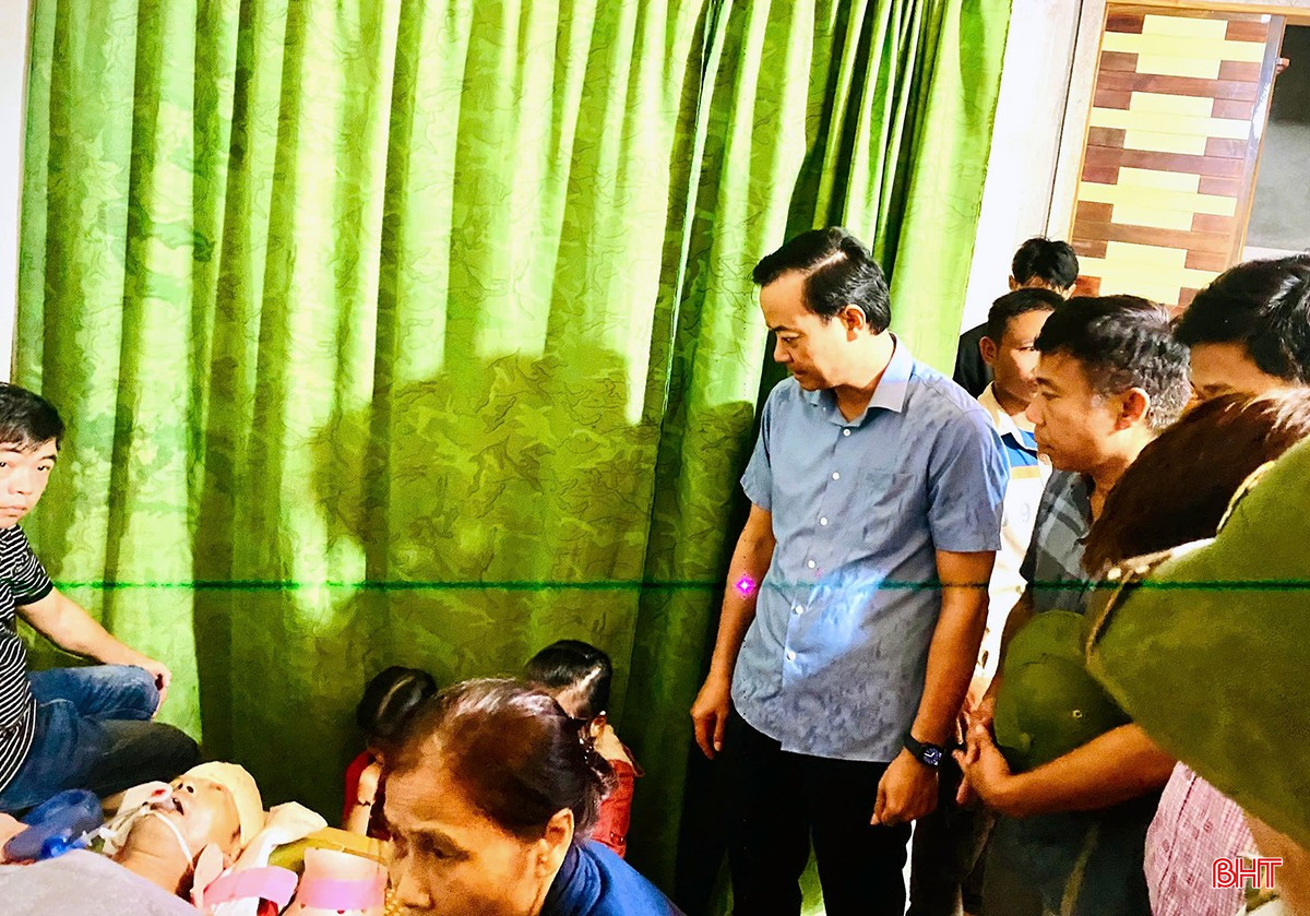Trưởng ban Tuyên giáo và Dân vận Tỉnh ủy Hà Văn Hùng thăm hỏi ông Trần Đình Trường, ở thôn 3, xã Kim Hoa.