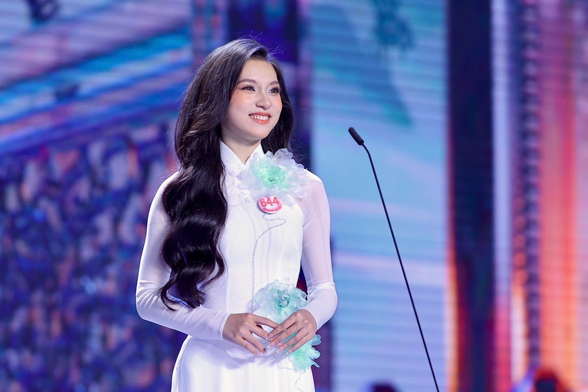 Nguyễn Đỗ Vũ Yến sinh năm 2004, đến từ Tiền Giang, sinh viên Đại học Nguyễn Tất Thành.