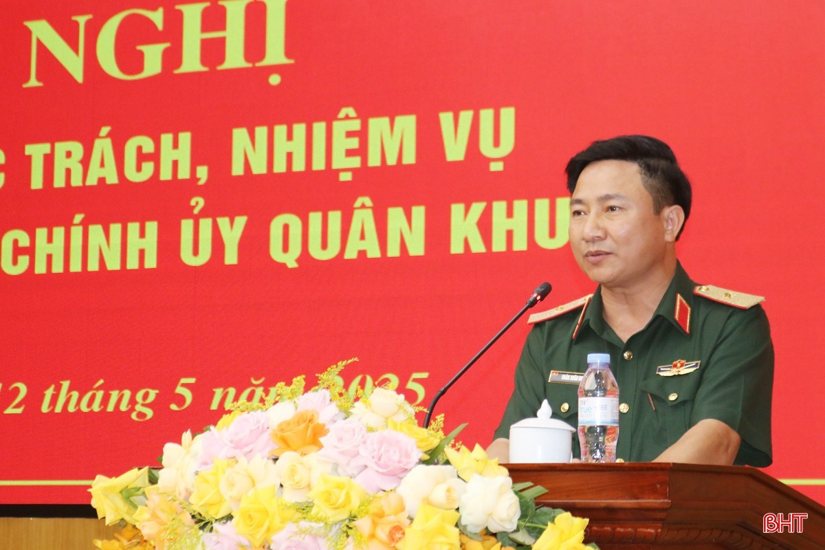 anh-5-thieu-tuong-doan-xuan-buong-chinh-uy-quan-khu-phat-bieu-tai-hoi-nghi-ban-giao.jpg