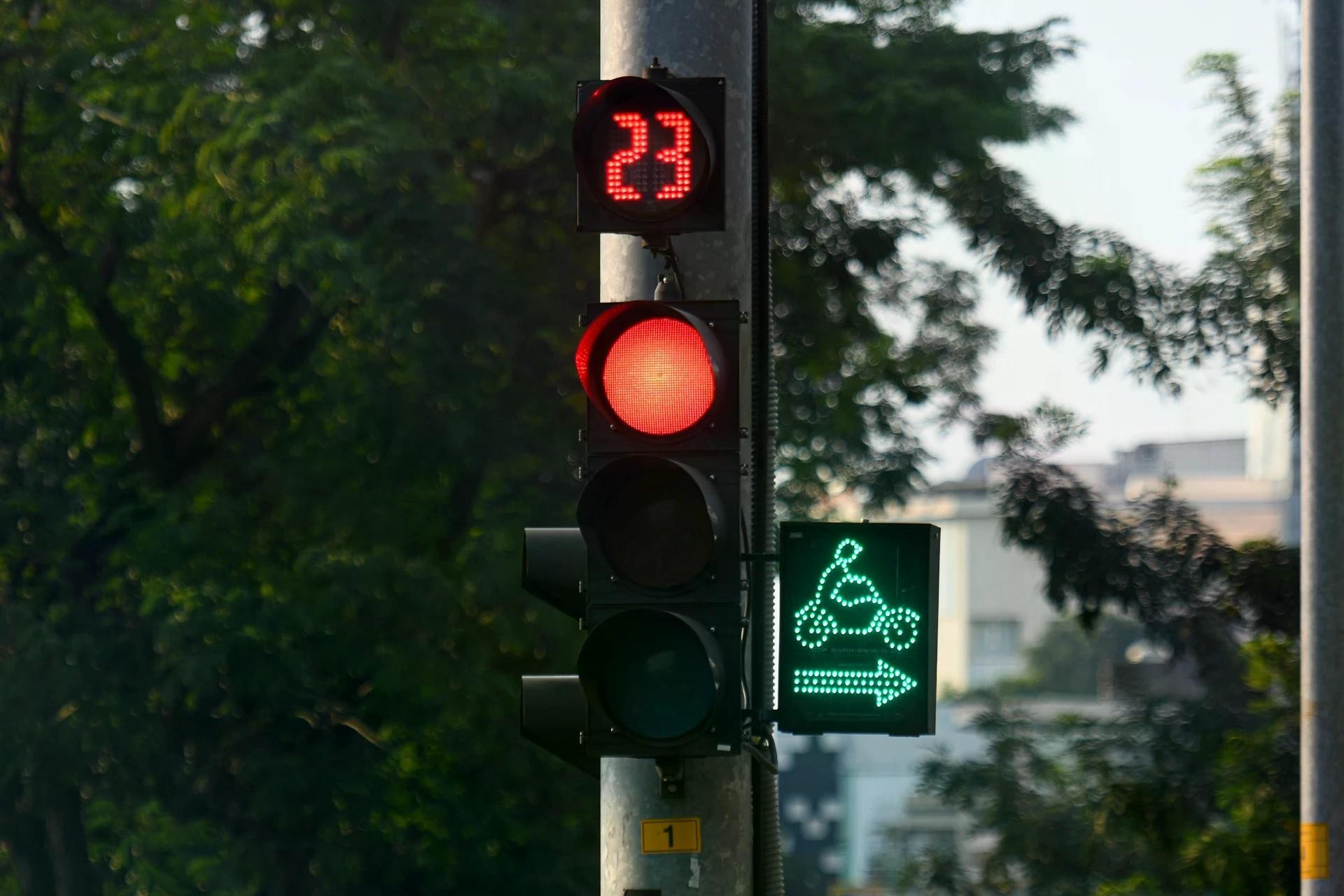 Rẽ phải khi đèn đỏ là lỗi vi phạm có thể bị phạt đến 6 triệu đồng. Ảnh: Duy Hiệu.