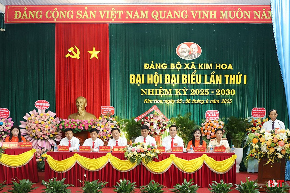 Đoàn Chủ tịch điều hành đại hội.