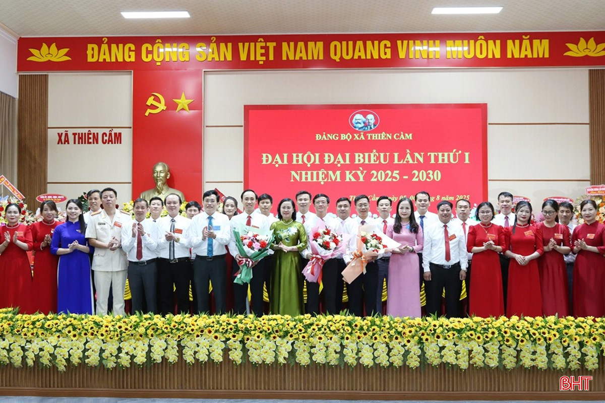 Các đồng chí lãnh đạo tỉnh tặng hoa chúc mừng BCH Đảng bộ xã Thiên Cầm nhiệm kỳ 2025 - 2030.