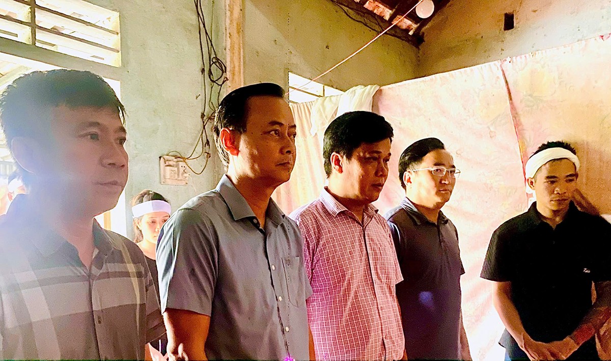 Trưởng ban Tuyên giáo và dân vận Tỉnh ủy Hà Văn Hùng thắp hương nạn nhân H.H.Q tại thôn Bình Sơn, xã Kim Hoa
