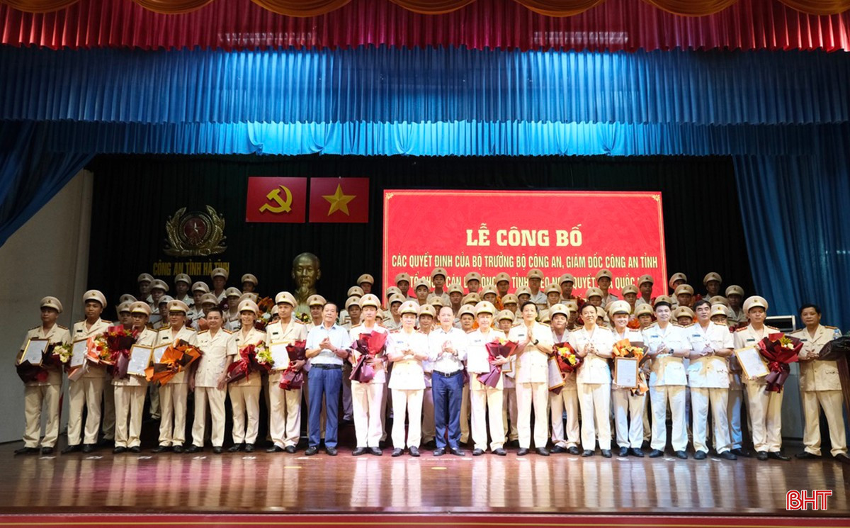 bqbht_br_lanh-dao-cong-an-tinh-va-dai-bieu-du-le-chup-hinh-cung-cac-dong-chi-truong-cong-an-xa-moi.jpg