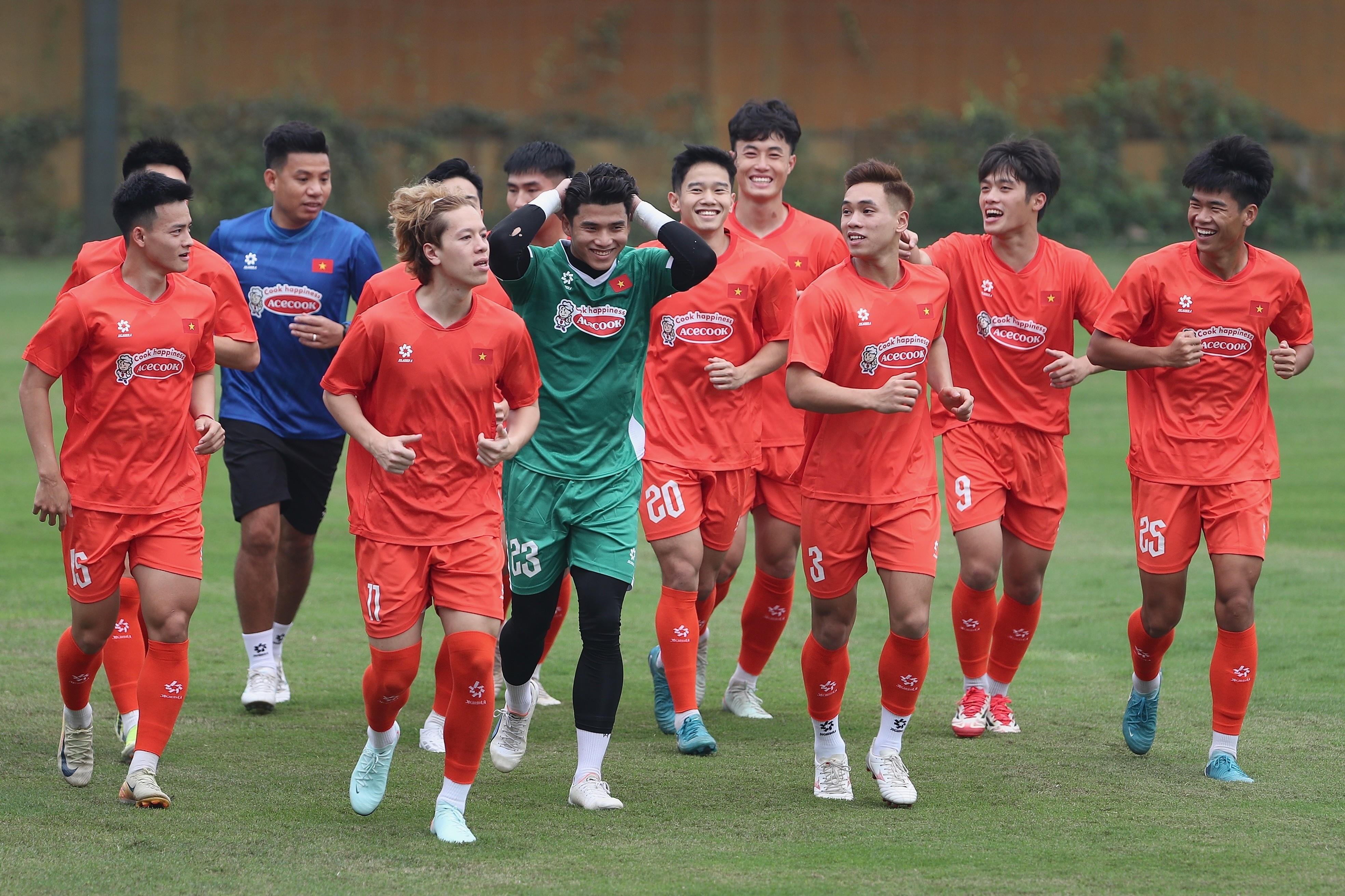 Viktor Lê và Hồ Tùng Hân (áo xanh lá), hai gương mặt rất mới mẻ của U22 Việt Nam, vào chung nhóm khởi động. Viktor là Việt kiều gốc Nga, được đào tạo tại lò CSKA Moscow. Còn Tùng Hân biên chế Đà Nẵng, hiện là cầu thủ duy nhất của Việt Nam đang thi đấu ở nước ngoài (Singapore).