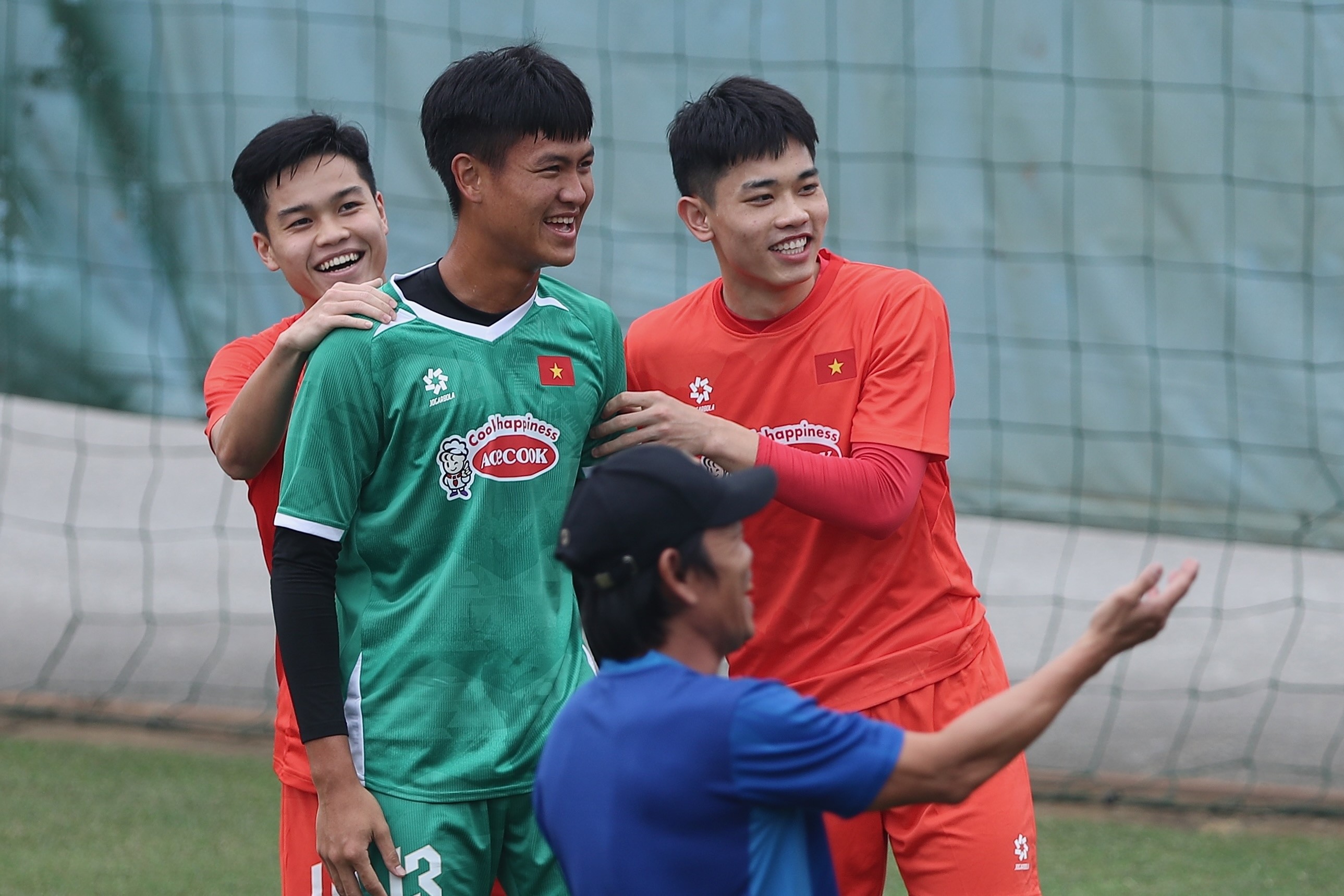 Viktor Lê và các đồng đội cười sảng khoái trong trò chơi phản xạ bắt người của ban huấn luyện. Tiền vệ Việt kiều sinh năm 2003 phản ứng khá nhanh trước mỗi hiệu lệnh của các trợ lý. "Khả năng nghe hiểu tiếng Việt của tôi tốt hơn nói", Viktor Lê chia sẻ với Tri Thức - Znews.