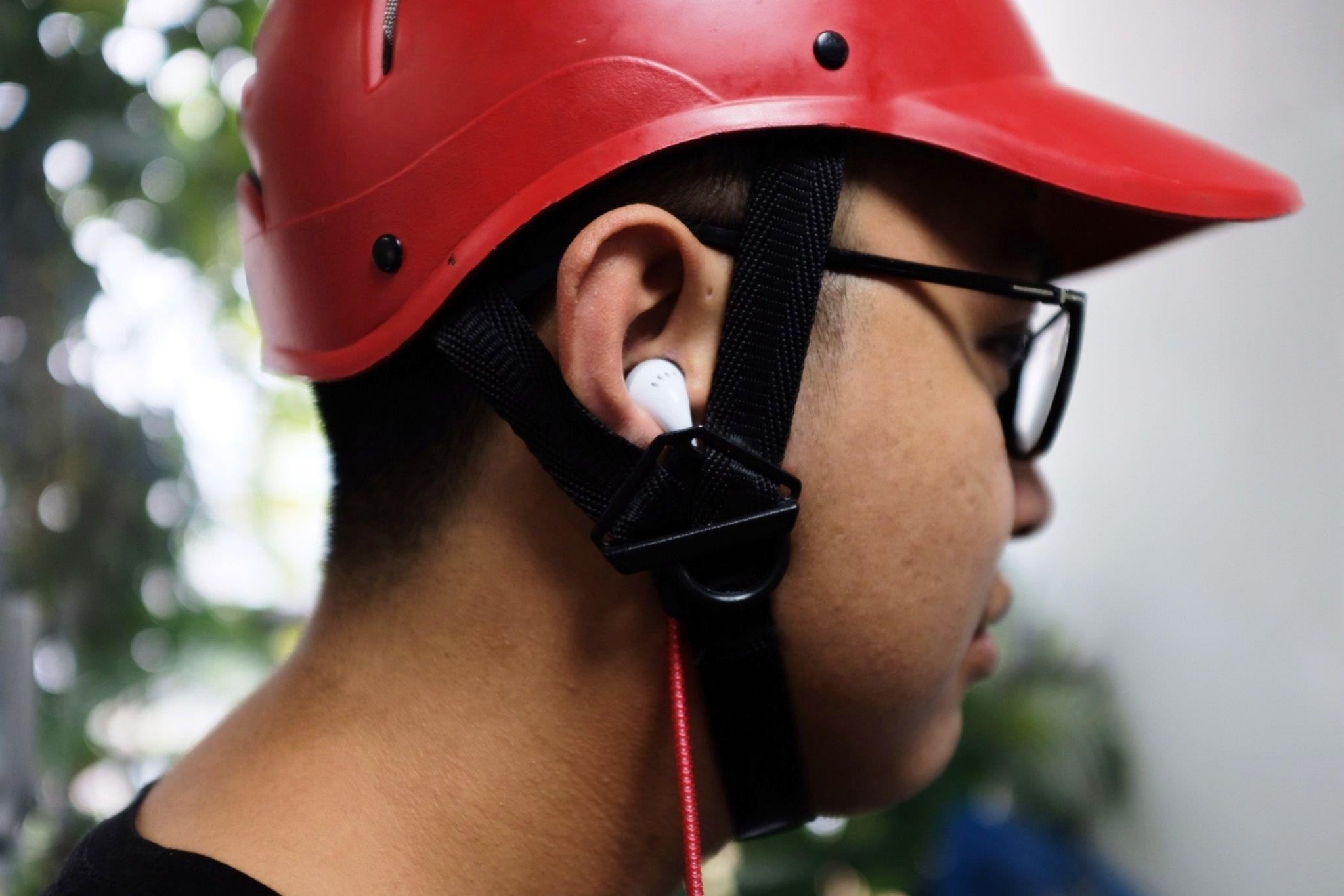 Sử dụng thiết bị âm thanh, điện thoại di động khi đang điều khiển môtô, xe gắn máy sẽ bị phạt tiền triệu. Ảnh minh họa: Vĩnh Phúc.