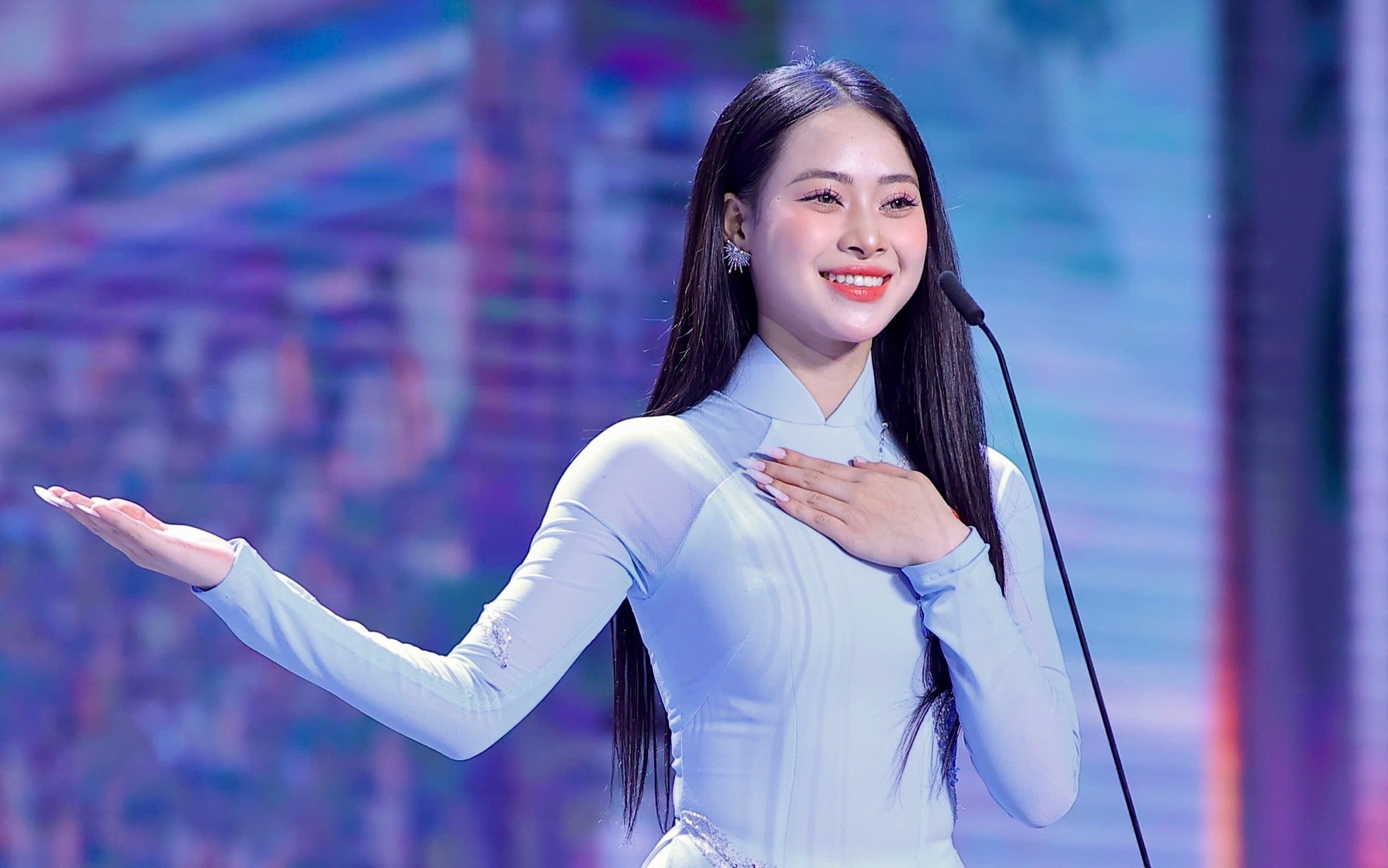 Tối 20/4, Chung khảo toàn quốc cuộc thi Hoa hậu Việt Nam 2024 diễn ra tại Hà Nội. Trên nền nhạc Việt Nam hào quang rực sáng, thí sinh bước vào phần thi trình diễn trang phục áo dài. Điểm đổi mới trong phần thi này so với các mùa trước là thí sinh tự giới thiệu bản thân bằng màn hô tên. Trong ảnh là thí sinh Lê Đoàn Kiều Trinh, đến từ Ninh Bình. Cô sinh năm 2005, là sinh viên Đại học Kinh tế Quốc dân.