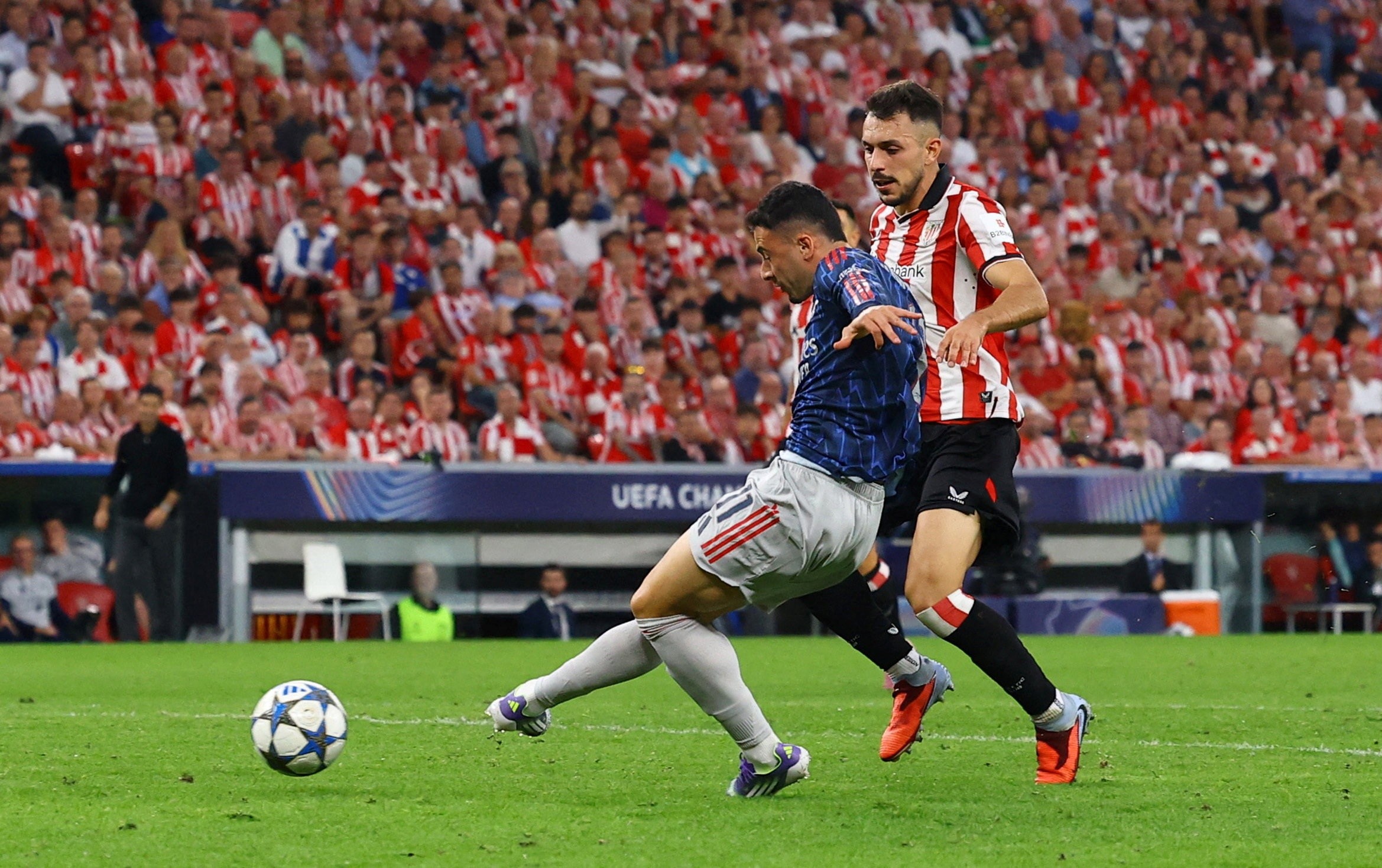 Martinelli toả sáng ngay sau khi vào sân trước Athletic Bilbao.