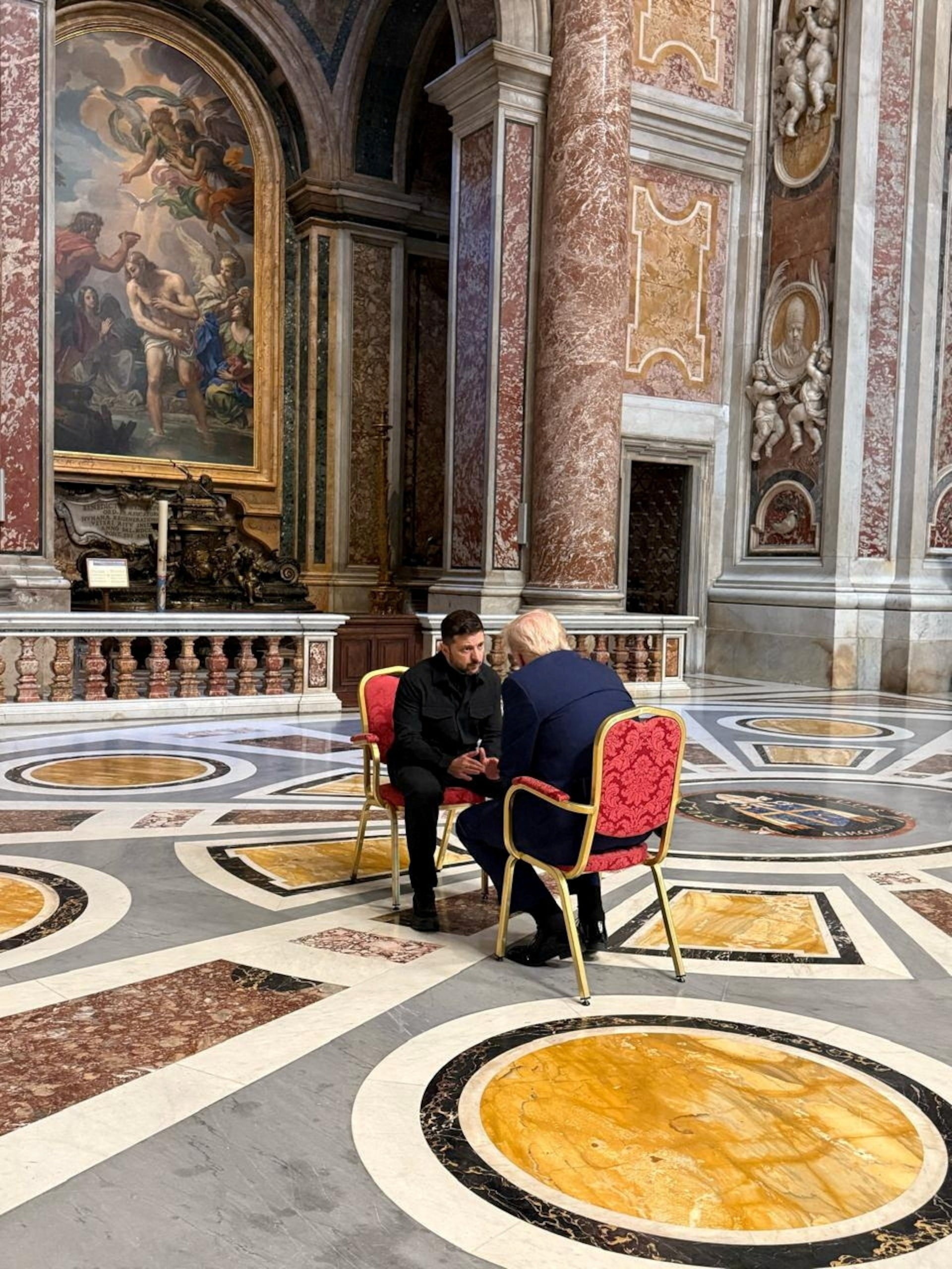 Tổng thống Mỹ Donald Trump và Tổng thống Ukraine Volodymyr Zelensky gặp nhau khi cùng tham dự lễ tang Giáo hoàng Francis tại Vatican, ngày 26/4.