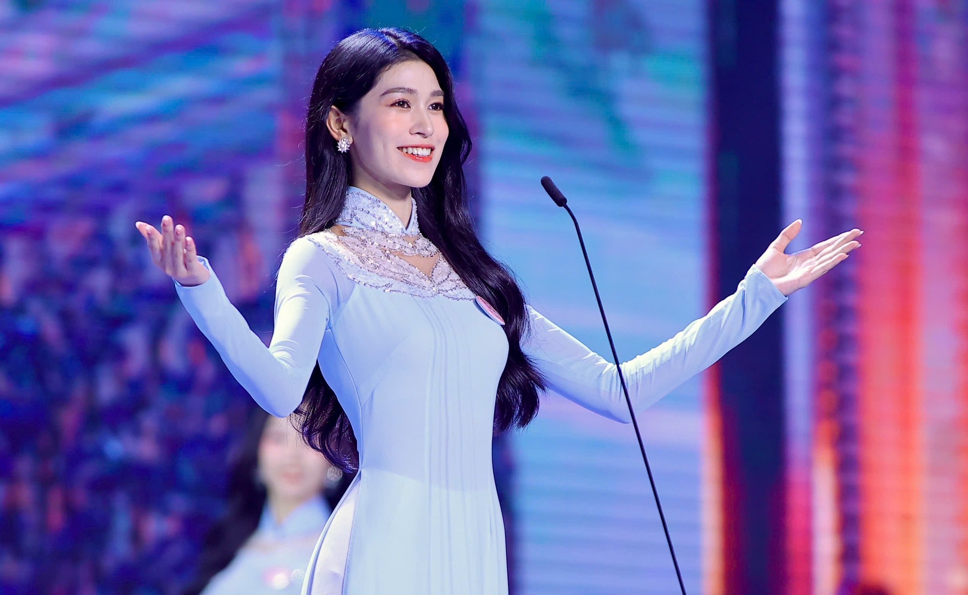 Nguyễn Thanh Thảo sinh năm 2006, là sinh viên chuyên ngành Luật thương mại quốc tế của Học viện Ngoại giao. Cô sở hữu điểm IELTS 7.5, có thể giao tiếp tốt bằng tiếng Anh và tiếng Pháp.
