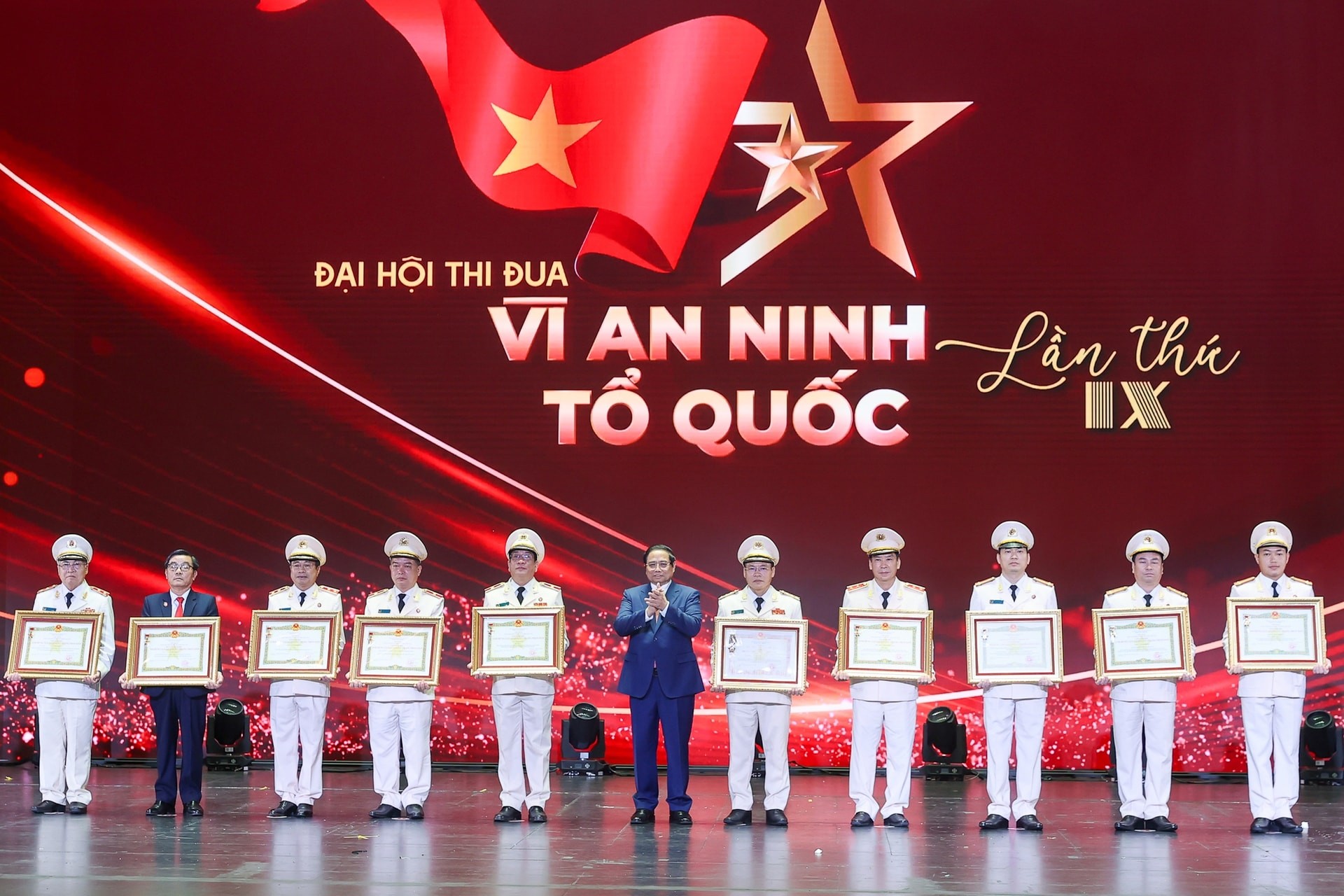 Thủ tướng Phạm Minh Chính trao tặng Danh hiệu Anh hùng Lực lượng vũ trang nhân dân cho tập thể, cá nhân có thành tích xuất sắc - Ảnh: VGP/Nhật Bắc