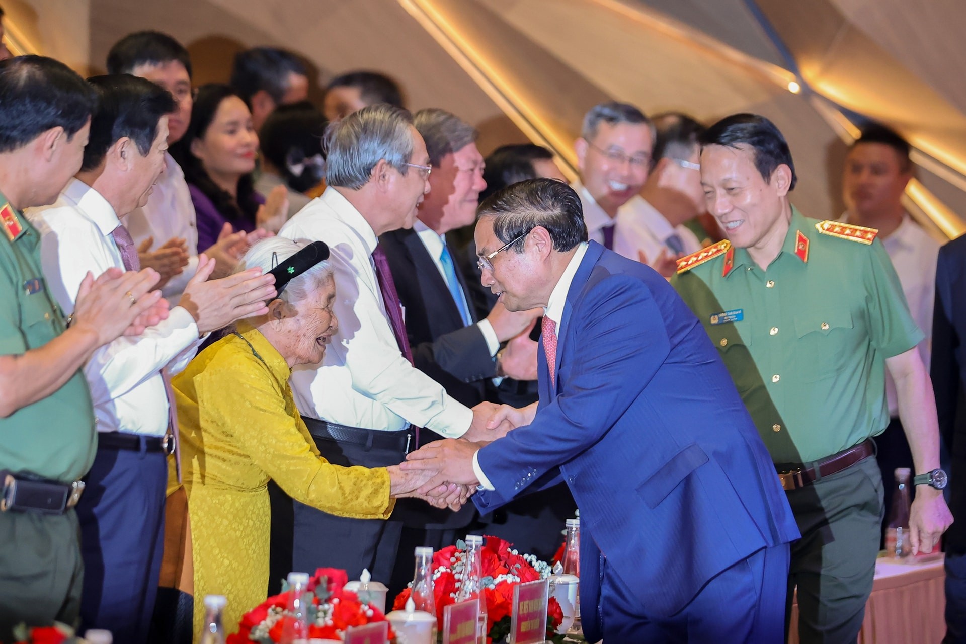 Thủ tướng Phạm Minh Chính và đại biểu Mẹ Việt Nam Anh hùng dự Đại hội Thi đua “Vì an ninh Tổ quốc” lần thứ 9 - Ảnh: VGP/Nhật Bắc