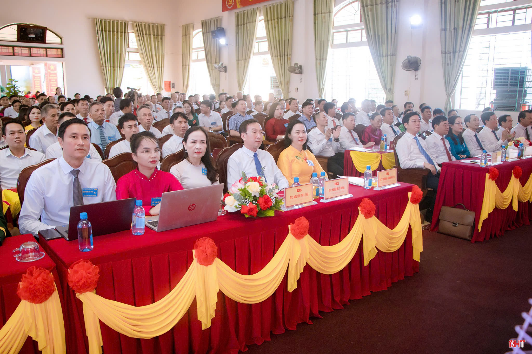 Trưởng ban Tổ chức Tỉnh ủy Trương Thanh Huyền và đại diện lãnh đạo các sở, ban, ngành, địa phương tham dự đại hội.