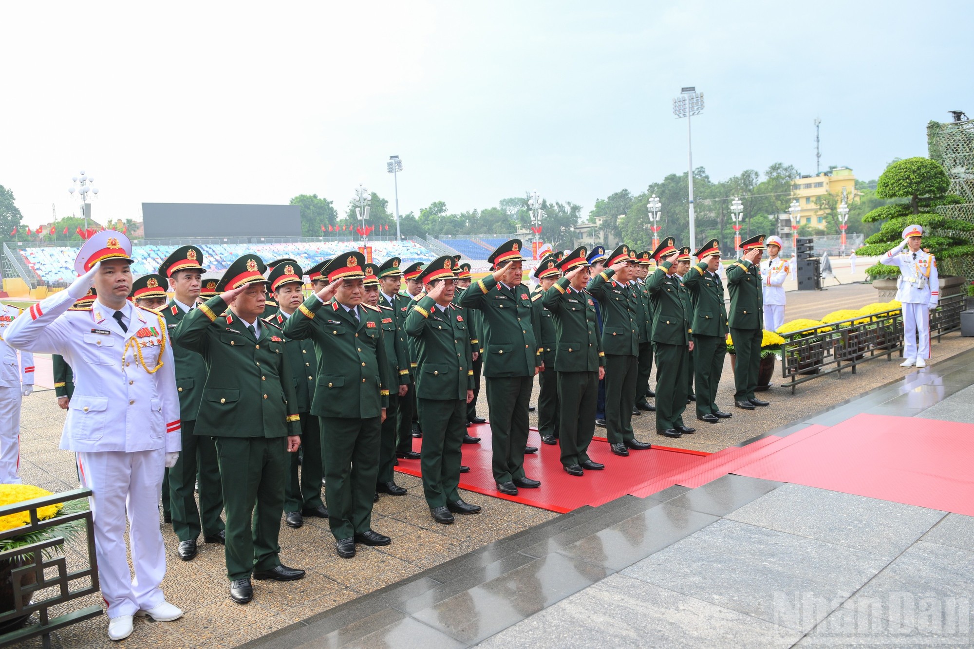 Đoàn đại biểu Quân ủy Trung ương - Bộ Quốc phòng thành kính tưởng nhớ Chủ tịch Hồ Chí Minh.