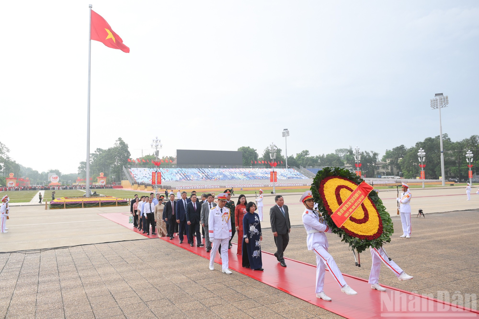 Đoàn đại biểu Thành ủy, Hội đồng nhân dân, Ủy ban nhân dân, Ủy ban Mặt trận Tổ quốc thành phố Hà Nội vào Lăng viếng Chủ tịch Hồ Chí Minh.