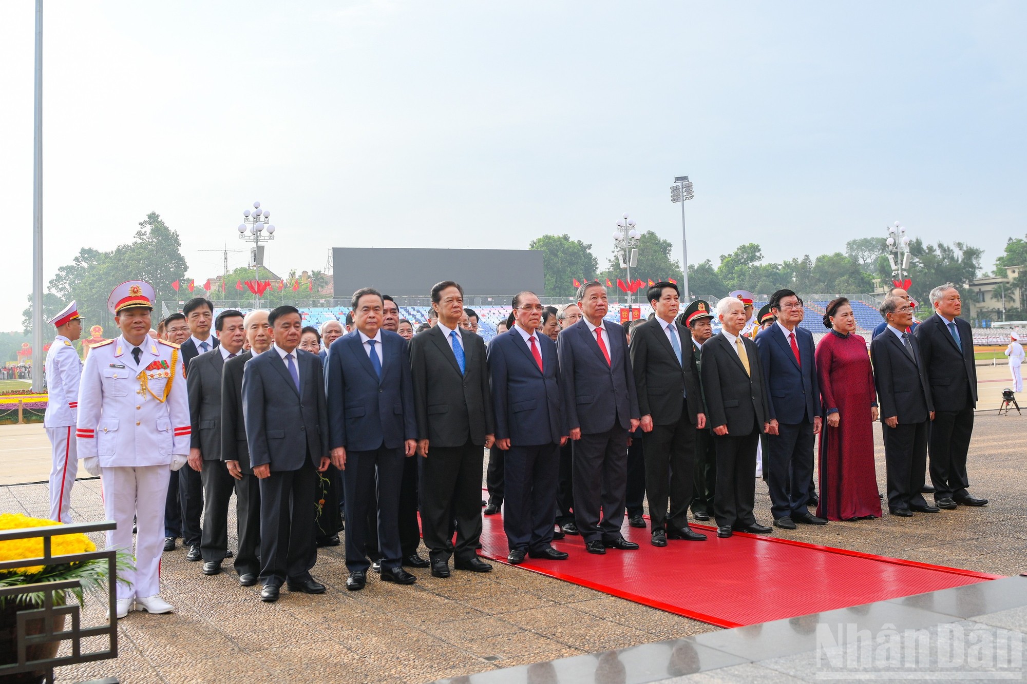 Các đồng chí lãnh đạo, nguyên lãnh đạo Đảng, Nhà nước thành kính tưởng nhớ Chủ tịch Hồ Chí Minh.