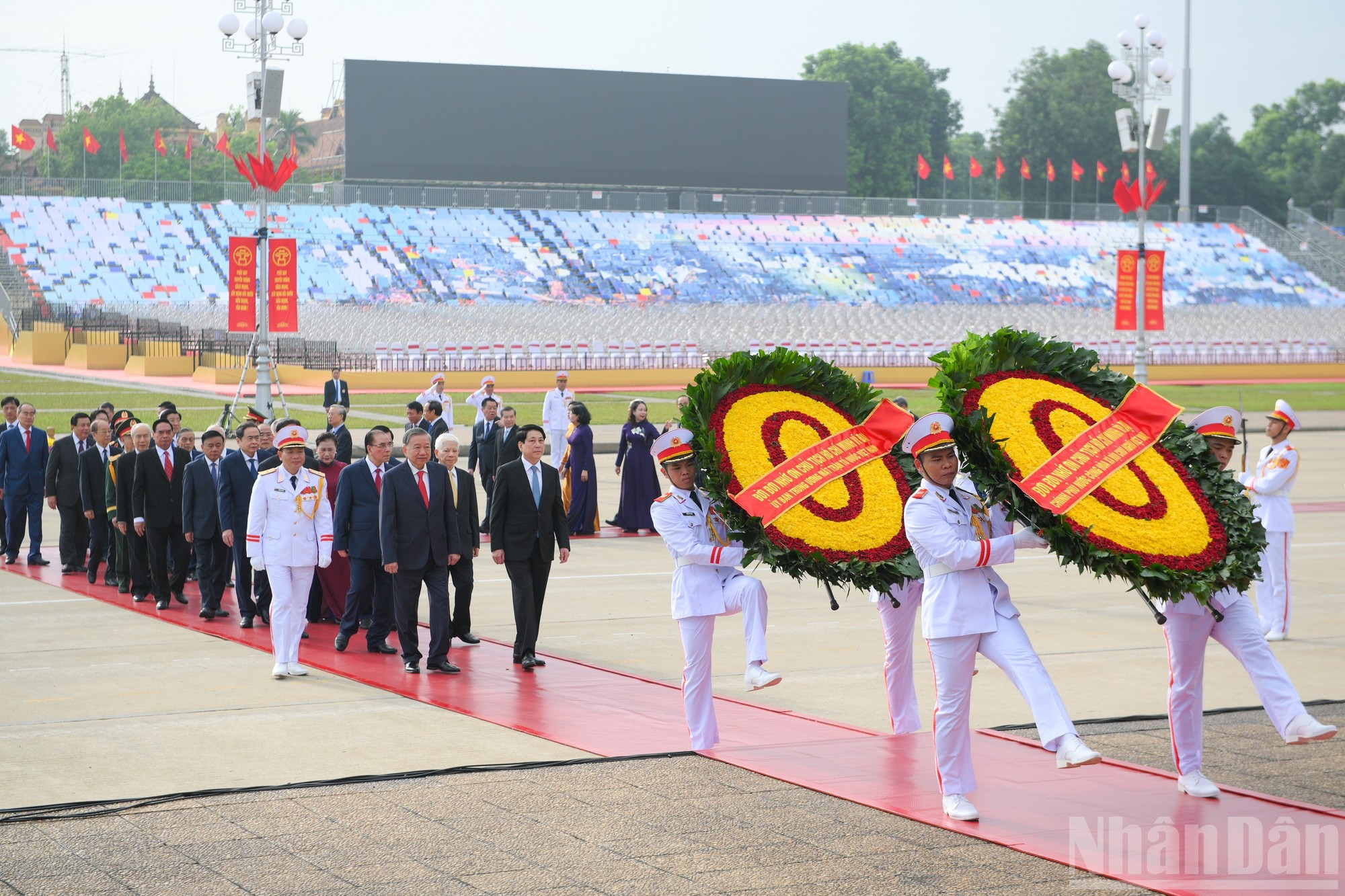 Vòng hoa của đoàn mang dòng chữ “Đời đời nhớ ơn Chủ tịch Hồ Chí Minh vĩ đại”.