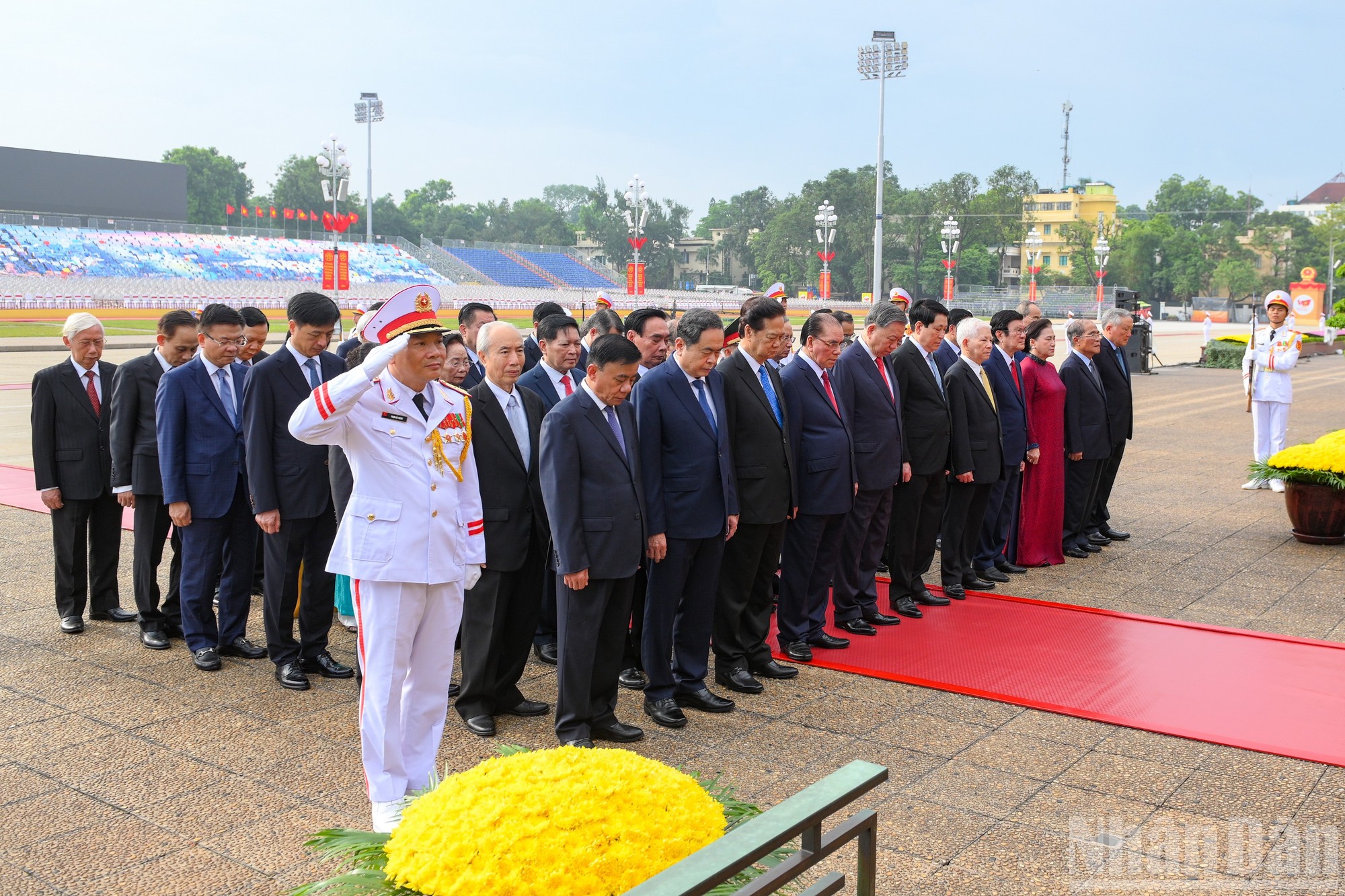 Tổng Bí thư Tô Lâm, Chủ tịch nước Lương Cường và đoàn đại biểu thành kính tưởng nhớ công lao to lớn của Chủ tịch Hồ Chí Minh.