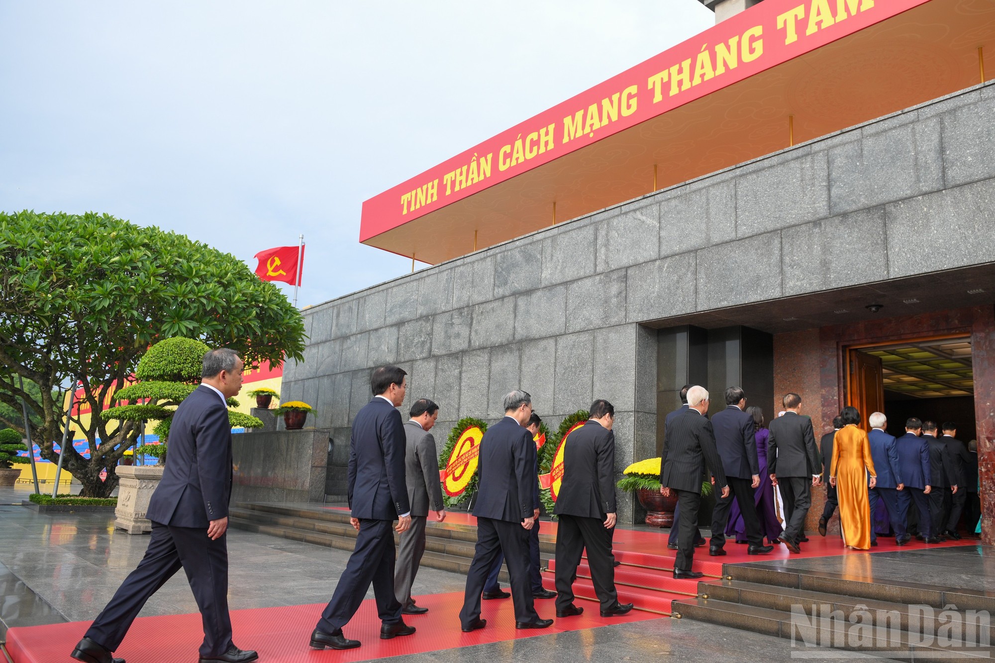 Đoàn đại biểu vào Lăng viếng Chủ tịch Hồ Chí Minh.