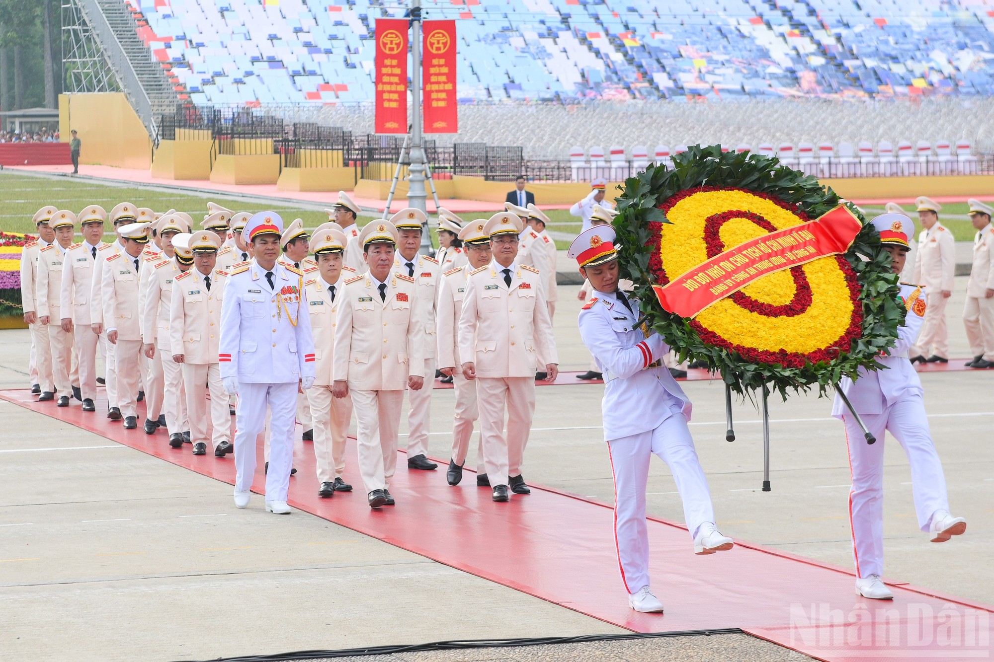 Đoàn đại biểu Đảng ủy Công an Trung ương - Bộ Công an vào Lăng viếng Chủ tịch Hồ Chí Minh.