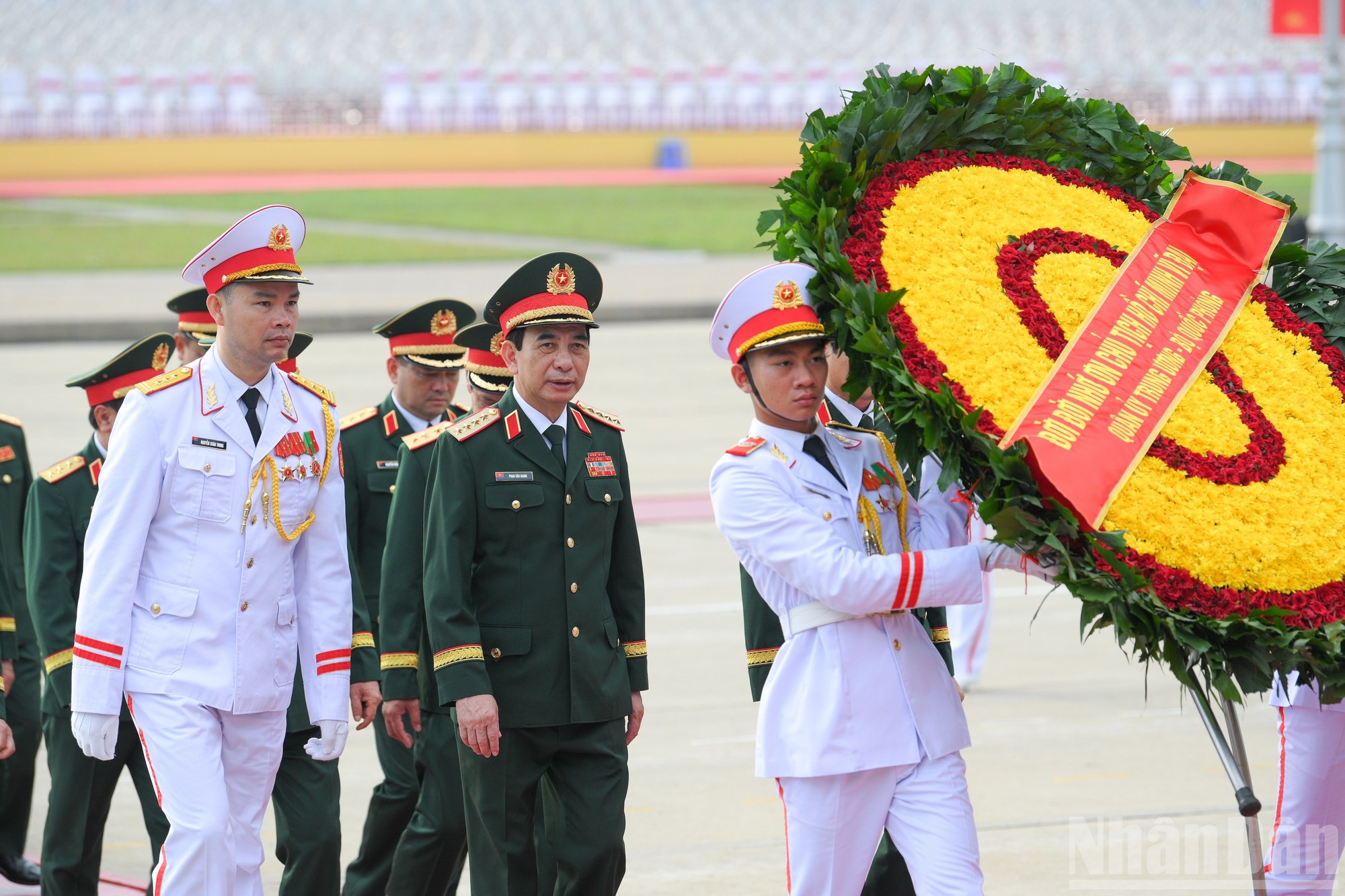 Đại tướng Phan Văn Giang, Bộ trưởng Bộ Quốc phòng cùng đoàn đại biểu Quân ủy Trung ương - Bộ Quốc phòng vào Lăng viếng Chủ tịch Hồ Chí Minh.