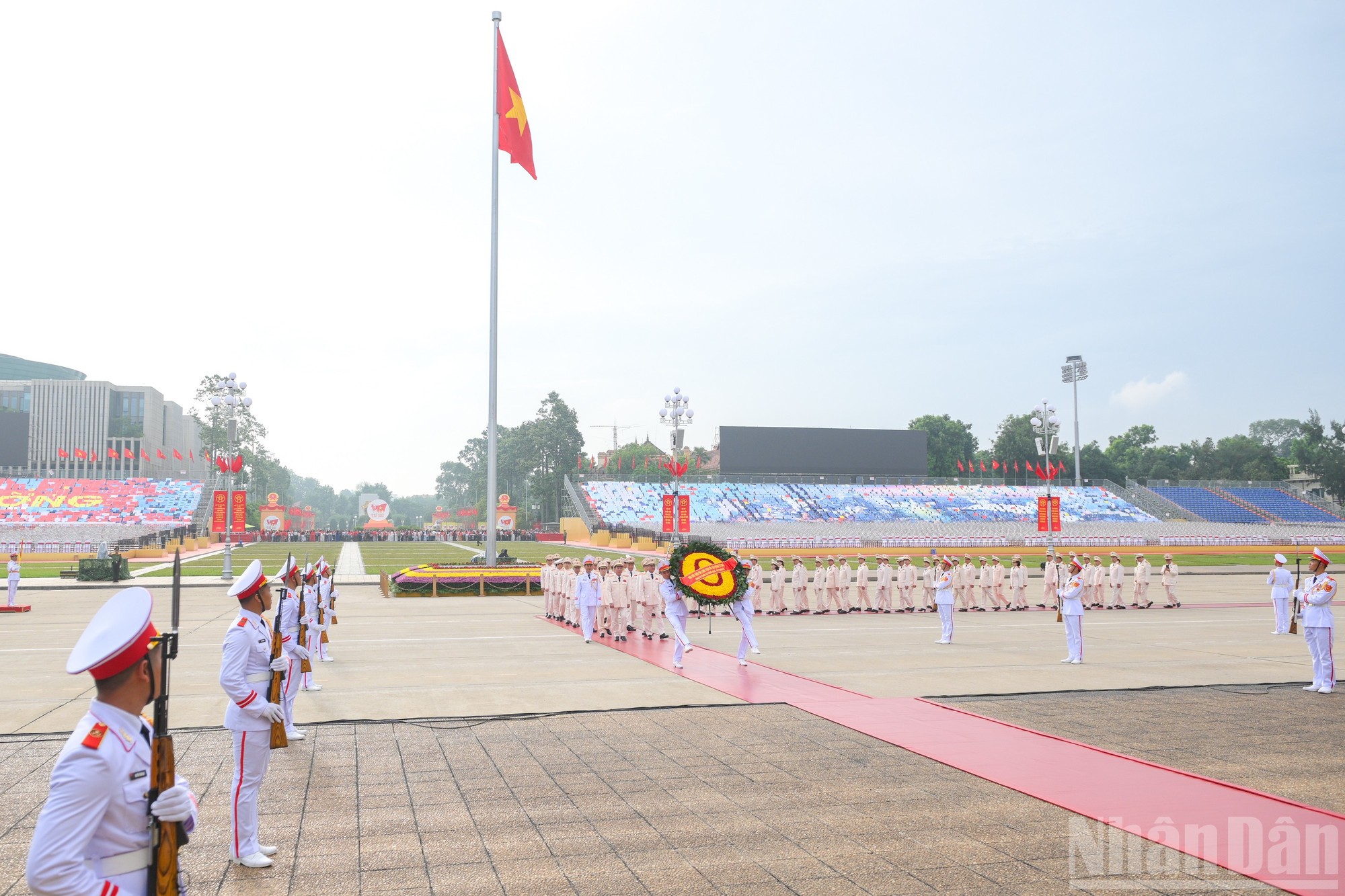 Đoàn đại biểu Đảng ủy Công an Trung ương - Bộ Công an vào Lăng viếng Chủ tịch Hồ Chí Minh.