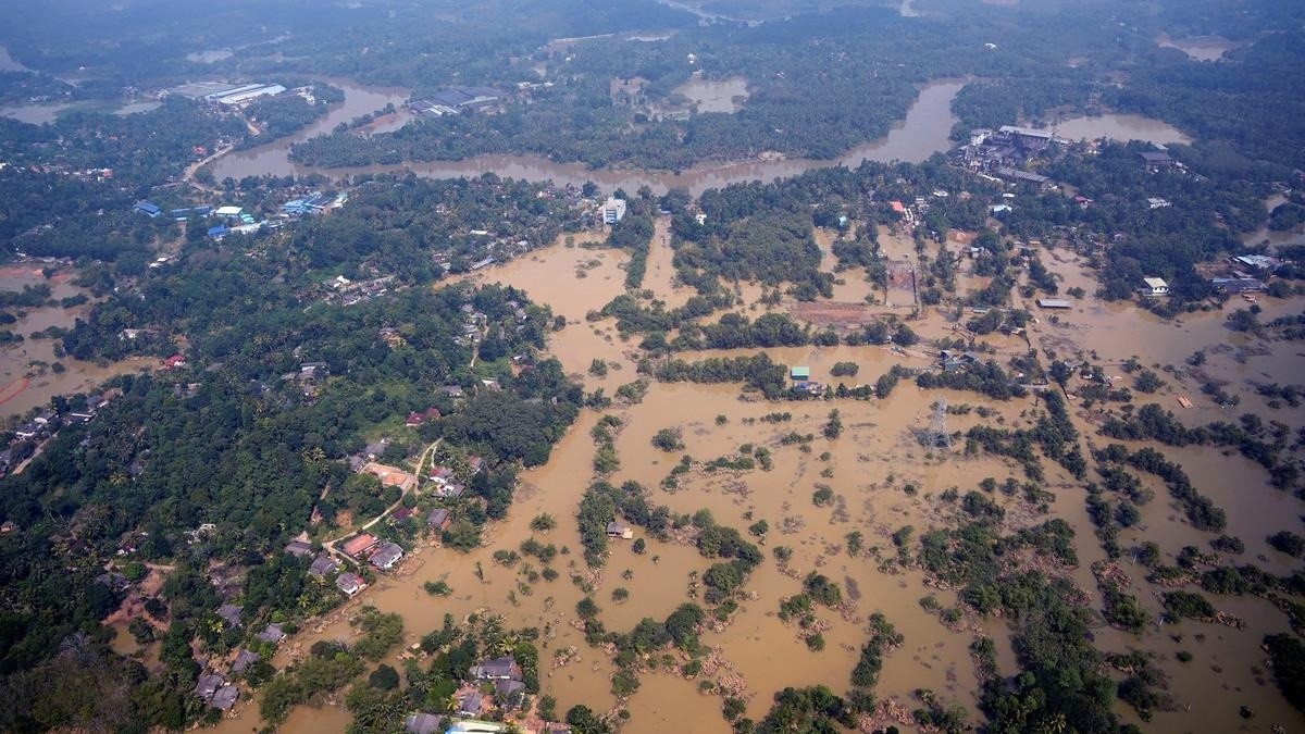 Những ngôi nhà vẫn ngập trong nước lũ sau mưa lớn ở Niyamgamdora, Sri Lanka, ngày 2/12. Cơn bão Ditwah đã gây nên thảm họa thiên nhiên tồi tệ nhất tại Sri Lanka kể từ trận sóng thần năm 2004. 482 người Sri Lanka đã thiệt mạng, 345 người mất tích tính đến ngày 4/12. Những vùng trũng thấp ở Sri Lanka vẫn đang ngập nước. Những khoảnh khắc trong 12 tháng phác họa một năm 2025 nhiều chuyển động, gợi lại một năm nhiều biến động nhưng cũng đầy câu chuyện đáng nhớ.