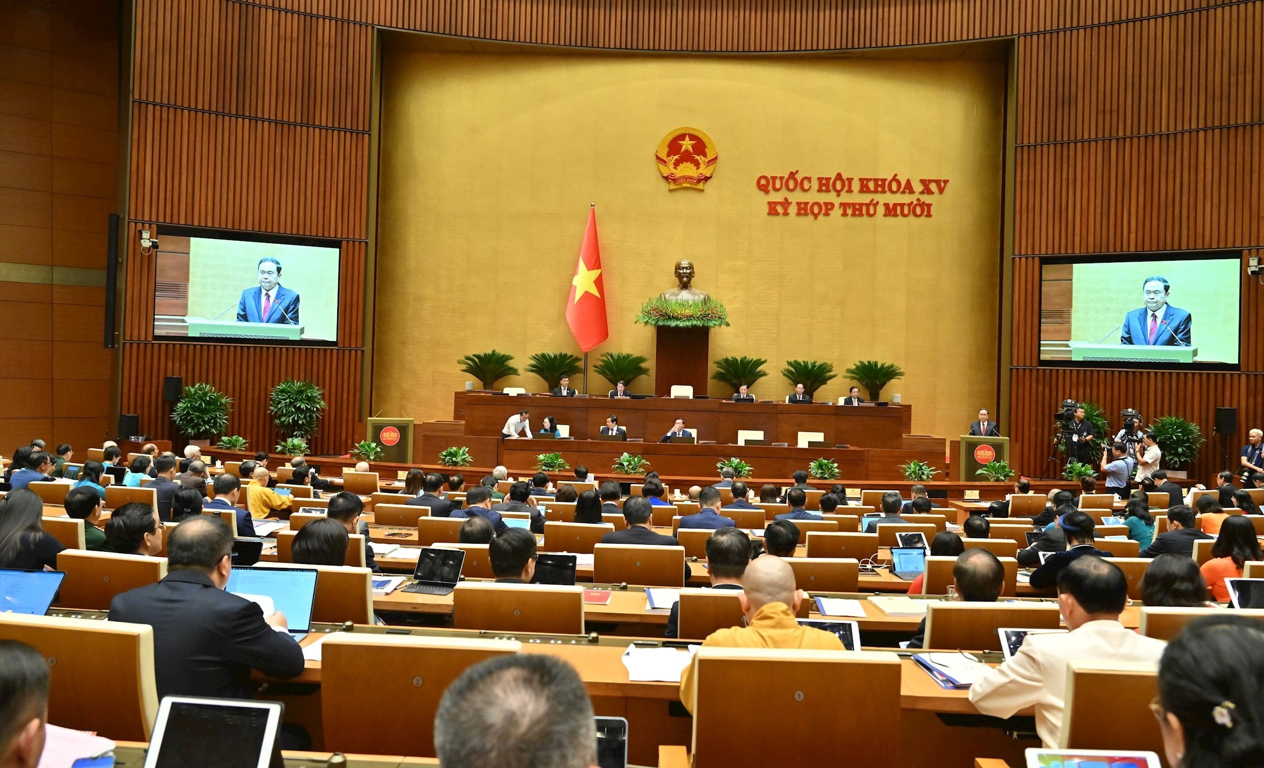 toan-canh-chu-tich-quoc-hoi-tran-thanh-man-phat-bieu-khai-mac-ky-hopvqk-9217.jpg
