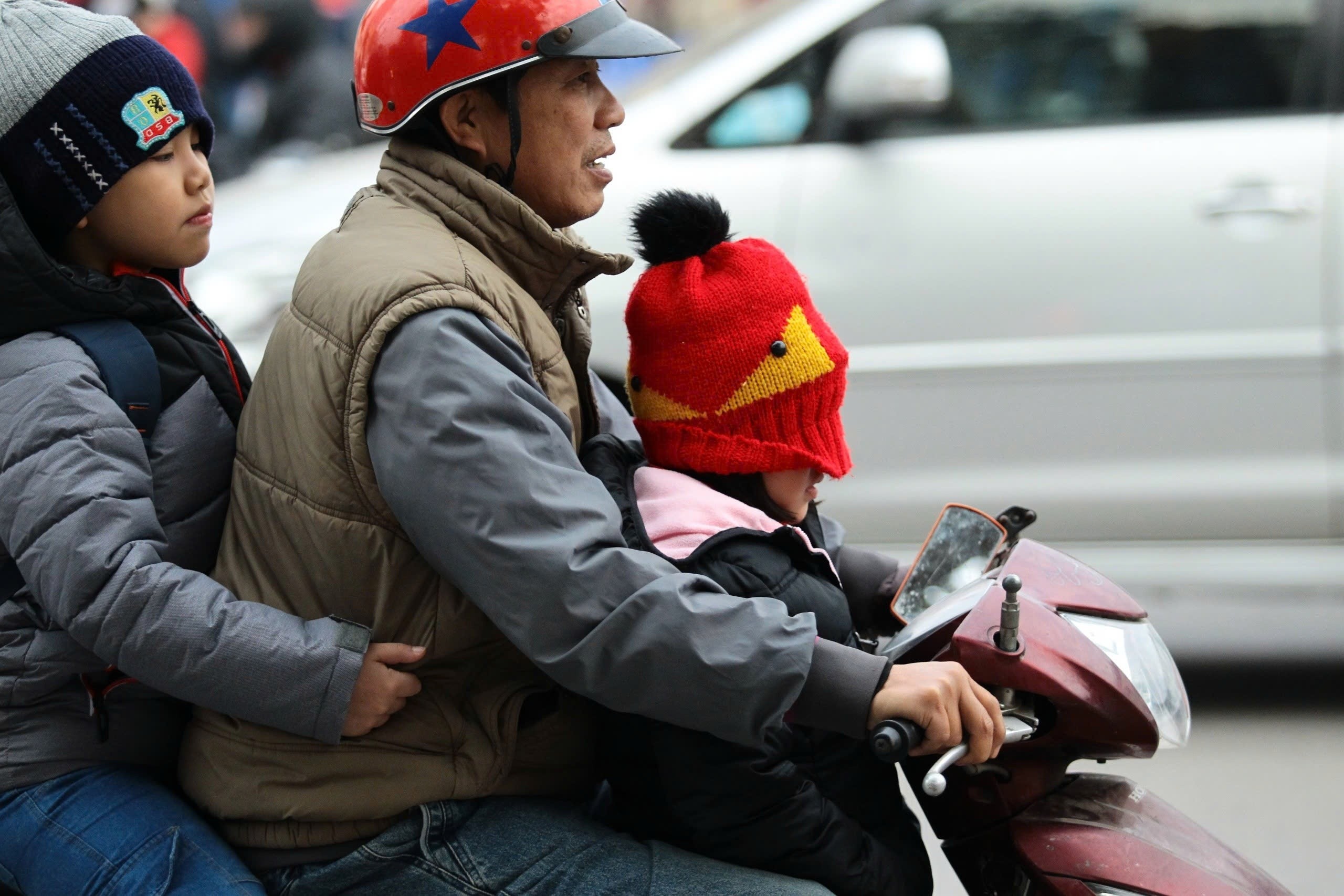 Chở trẻ trên 6 tuổi sẽ bị phạt nặng. Ảnh: Việt Linh.