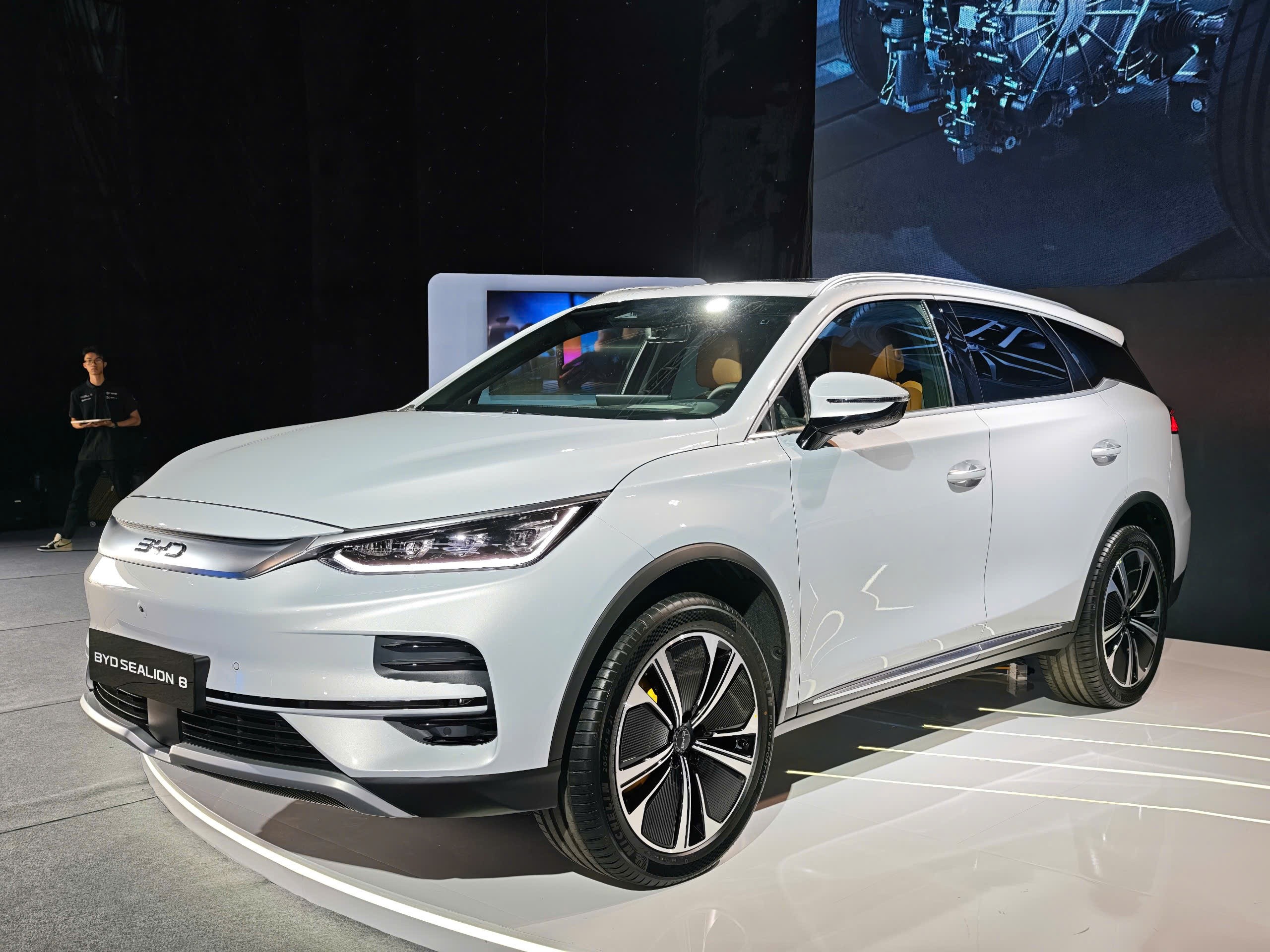 Làn sóng điện hóa ảnh hưởng không nhỏ đến thị phần xe động cơ đốt trong, bao gồm sedan cỡ D. Ảnh: VinFast, Phong Vân.
