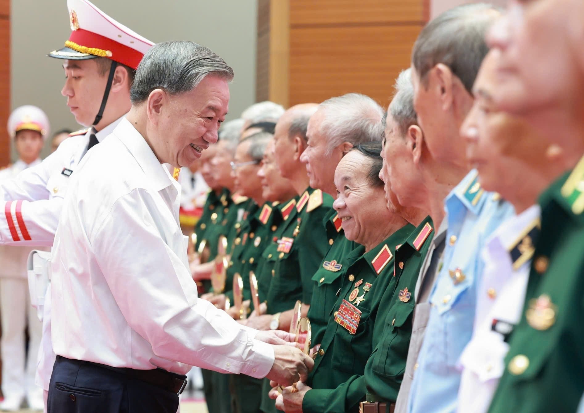 Tổng Bí thư Tô Lâm tặng quà các đại biểu tham dự buổi gặp mặt.