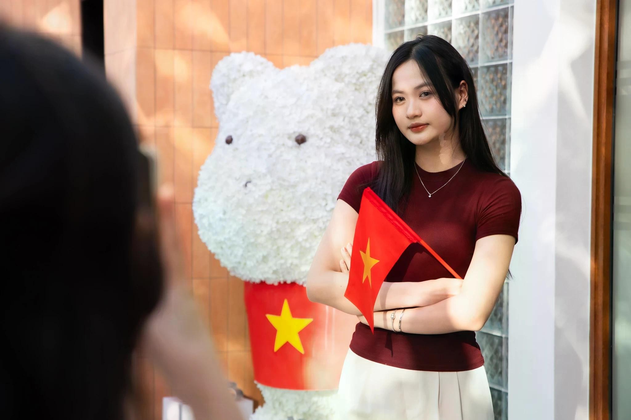 Kể từ khi “lên đồ” cho dịp lễ, quán đón lượng khách tăng gấp 3 lần so với thông thường. Đặc biệt vào dịp cuối tuần, quán phải nhiều lần từ chối nhận khách vì quá tải. Có ngày cao điểm, quán phục vụ gần 1.000 ly nước, trong đó combo "trà độc lập - bánh tự do" chiếm khoảng 70%.