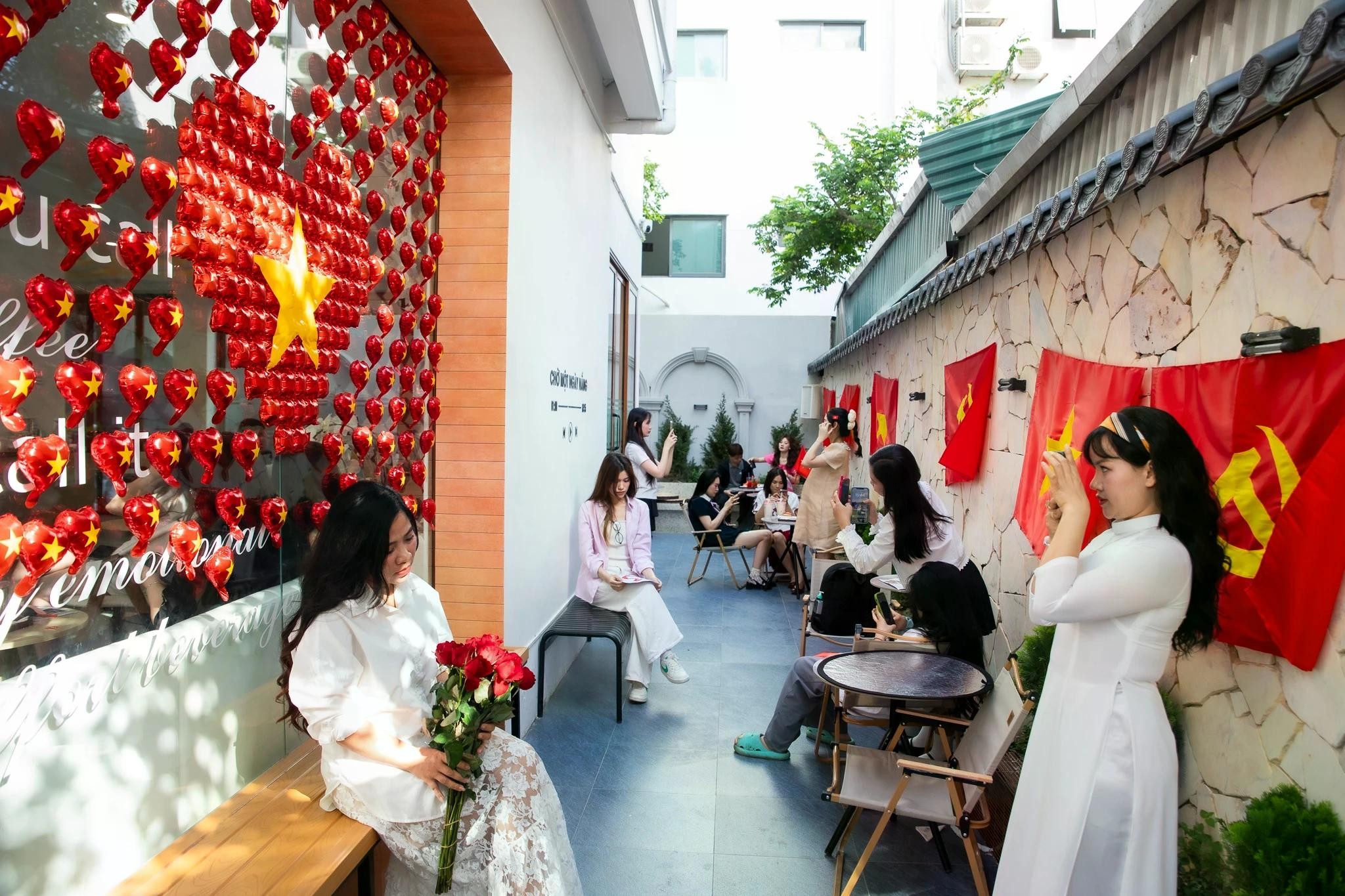 Hai tuần trước dịp lễ 30/4, không khí chào mừng ngày Giải phóng miền Nam - Thống nhất đất nước rộn ràng tại nhiều tuyến phố, cửa hàng tại Hà Nội. Trong đó, các quán cà phê nhanh nhạy "bắt trend" ngày lễ lớn với nhiều phong cách trang trí sáng tạo, lấy chủ đề "Độc lập - Tự do - Hạnh phúc".