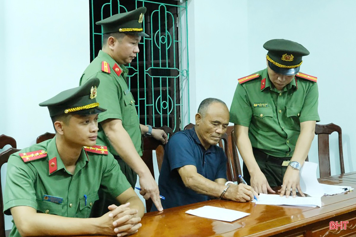 Phạm Viết Công bị khởi tố về hành vi lợi dụng các quyền tự do dân chủ xâm phạm lợi ích của Nhà nước, quyền, lợi ích hợp pháp của tổ chức, cá nhân.