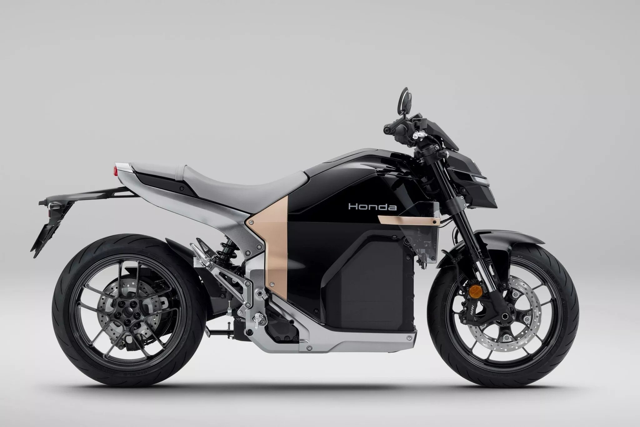 Khối lượng không tải của Honda WN7 là 217 kg, tức nặng hơn 25 kg so với Honda CB750 Hornet.