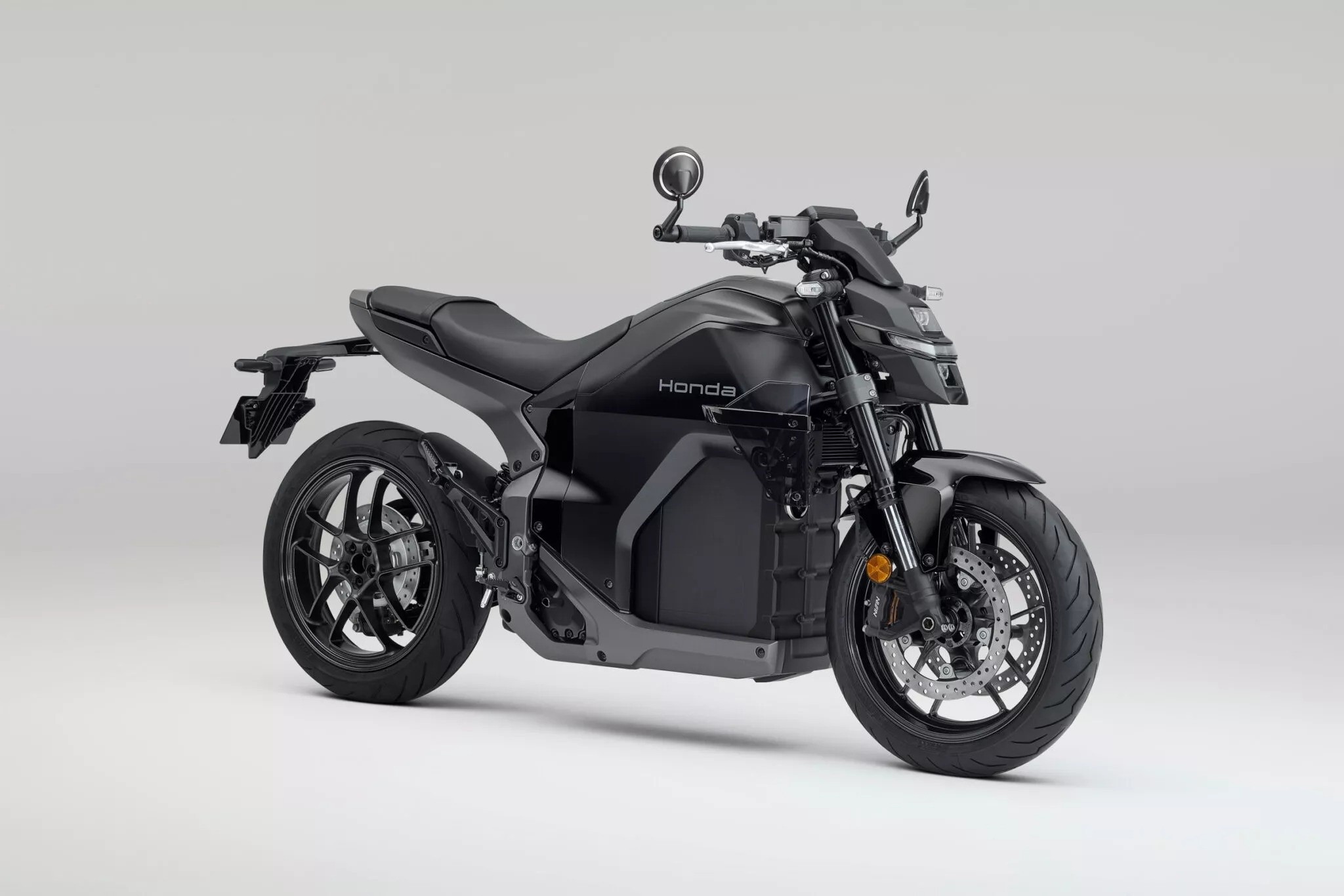 Tại Anh, Honda WN7 được mở bán với giá 12.999 bảng Anh, tương đương khoảng 17.700 USD. Theo Carscoops, xe máy điện của Honda tại Anh chỉ có giá 3.299-3.800 bảng Anh (khoảng 4.497-5.175 USD), còn môtô phân khối lớn của thương hiệu này như CB750 Hornet (7.449 bảng Anh/10.145 USD) hay CB1000 Hornet SP (10.099 bảng Anh/13.762 USD) cũng sở hữu giá bán hấp dẫn hơn Honda WN7.