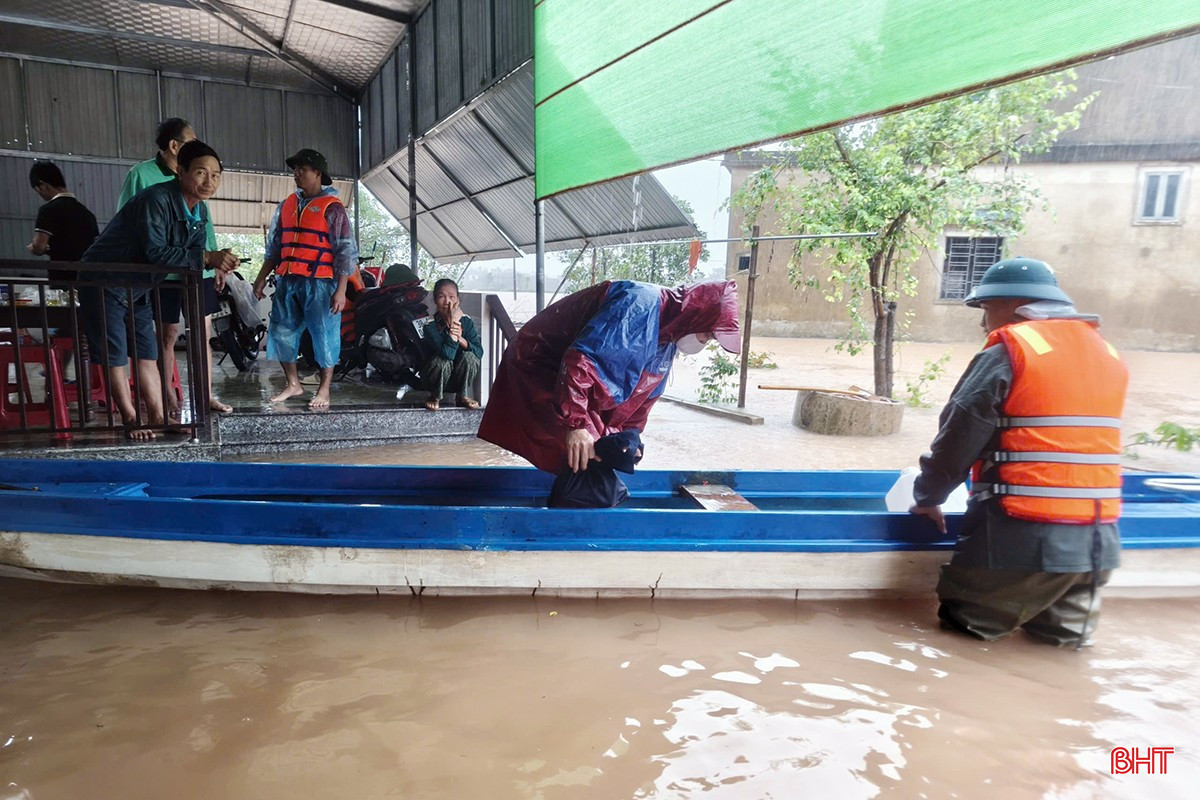 Thời điểm này, chính quyền địa phương, lực lượng vũ trang đang tích cực hỗ trợ người dân vùng ngập lụt sơ tán tới nơi an toàn.
