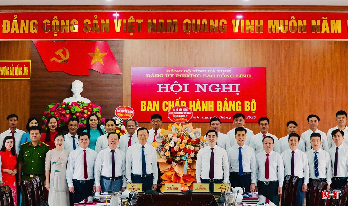 Đồng chí Hà Văn Hùng tặng hoa chúc mừng hệ thống chính trị phường Bắc Hồng Lĩnh.