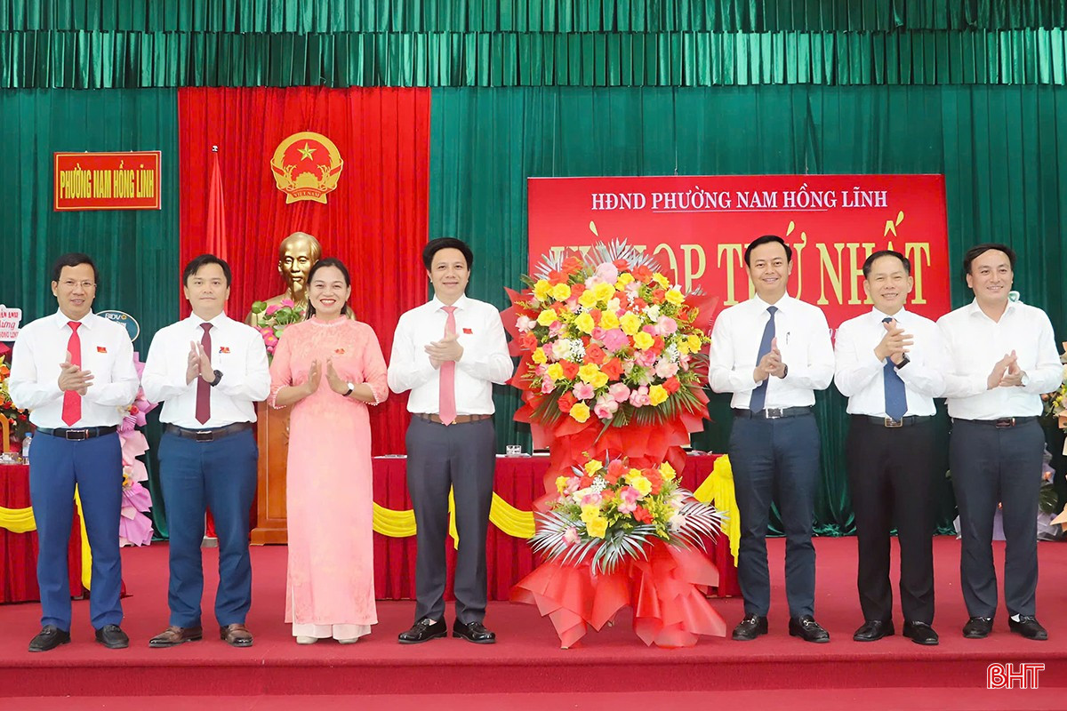 Các đồng chí lãnh đạo tỉnh tặng hoa chúc mừng Thường trực HĐND phường Nam Hồng Lĩnh nhận nhiệm vụ mới.