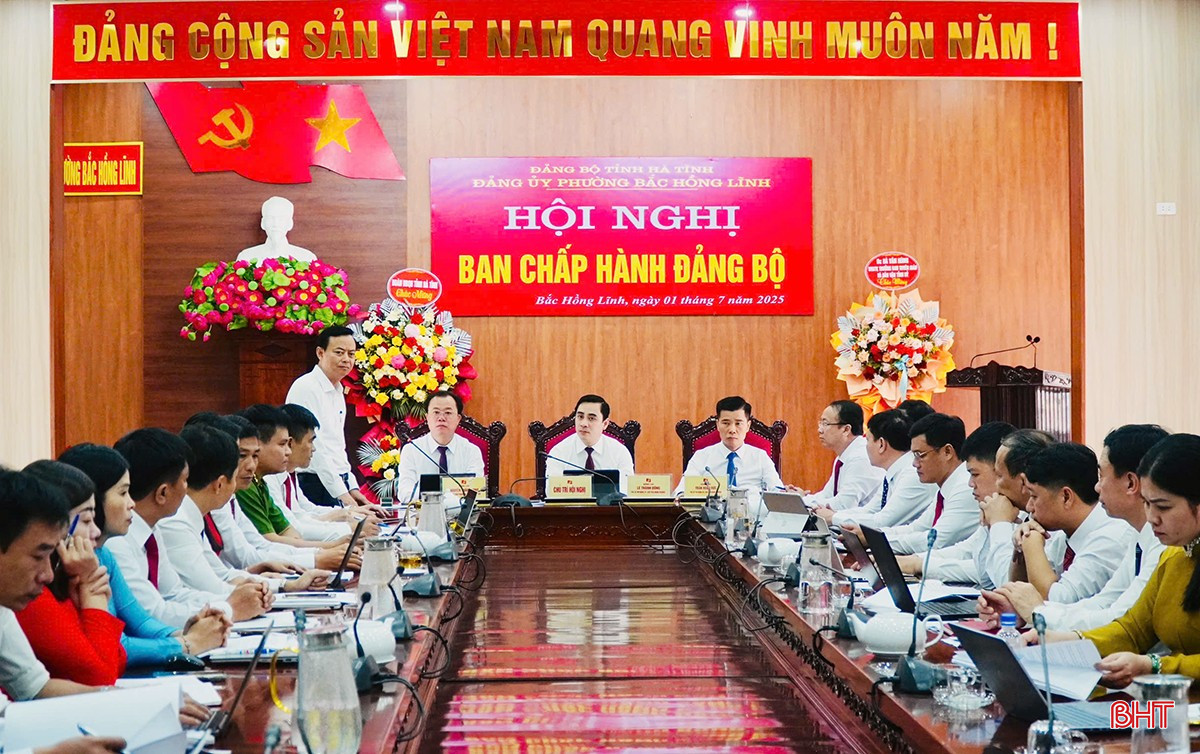 Trưởng ban Tuyên giáo và Dân vận Tỉnh ủy Hà Văn Hùng phát biểu tại buổi làm việc với lãnh đạo phường Bắc Hồng Lĩnh.