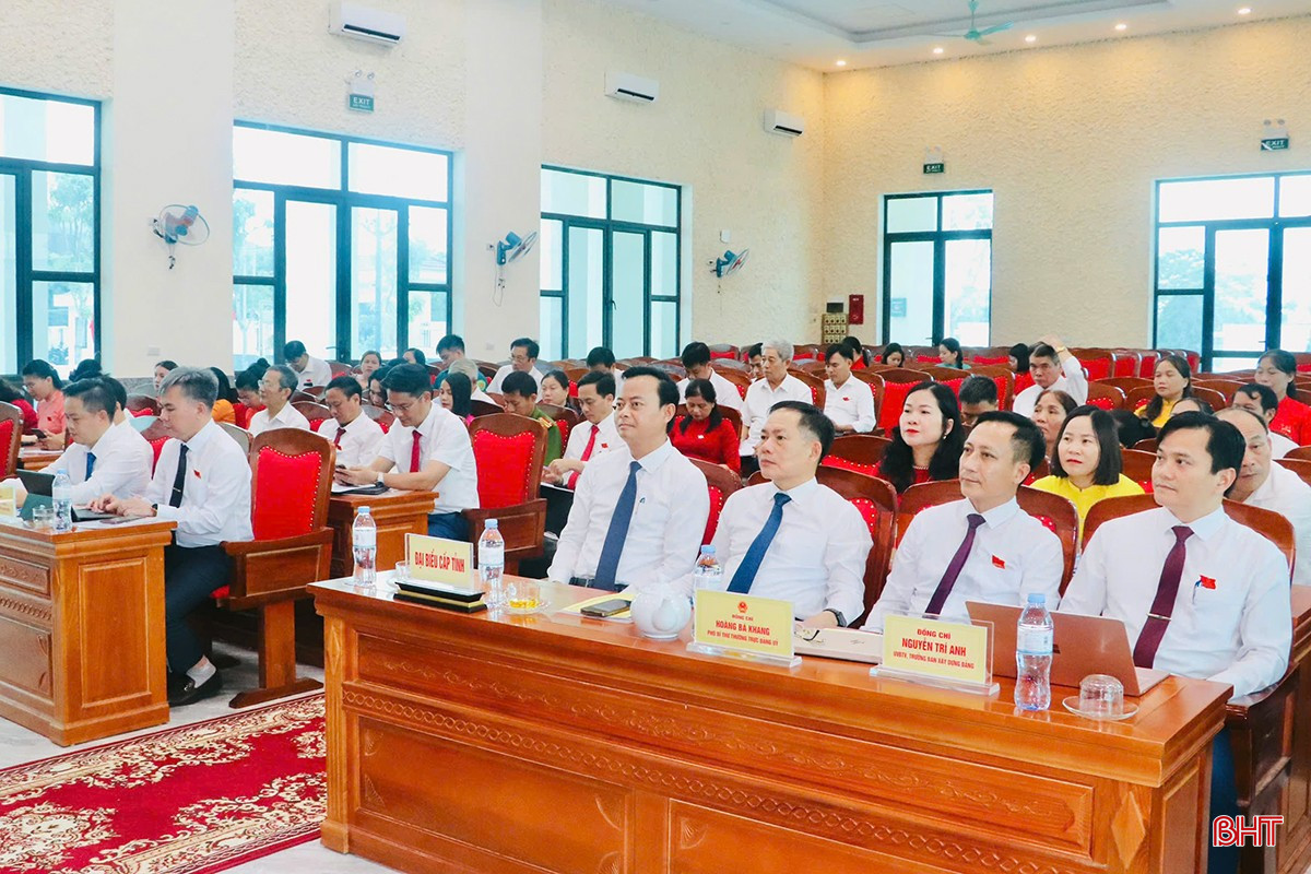 Các đồng chí lãnh đạo tỉnh tham dự Kỳ họp thứ nhất HĐND phường Nam Hồng Lĩnh khoá I.
