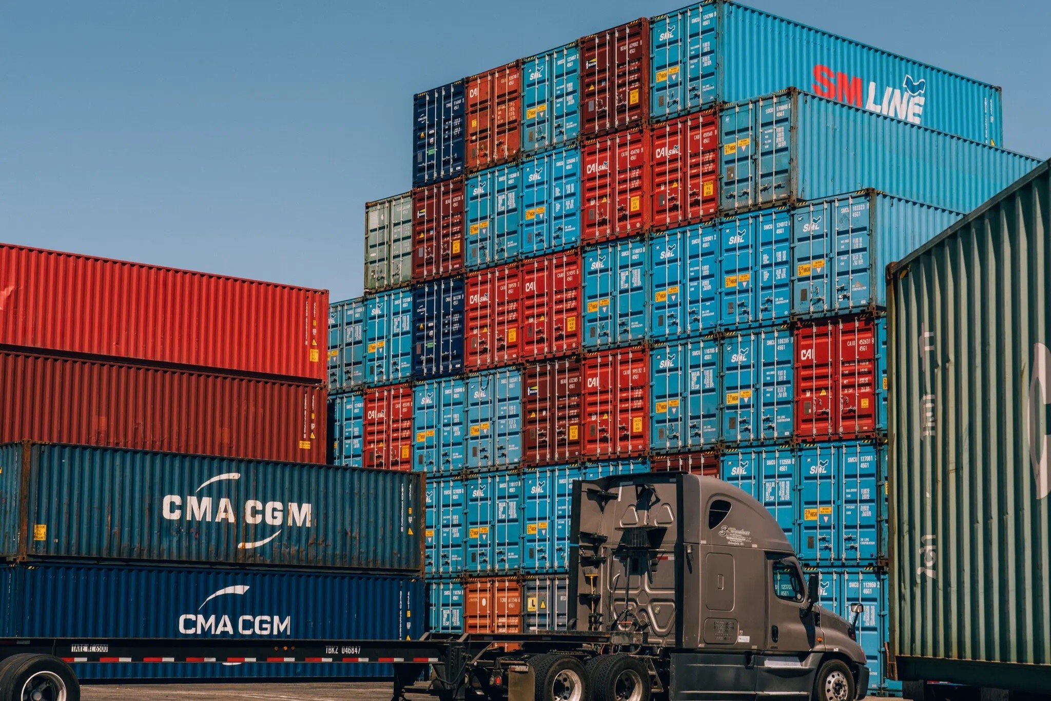 Rủi ro chiến tranh thương mại trong nhiệm kỳ tổng thống thứ 2 của ông Trump dự báo ảnh hưởng tăng trưởng kinh tế toàn cầu. Ảnh: NYT.