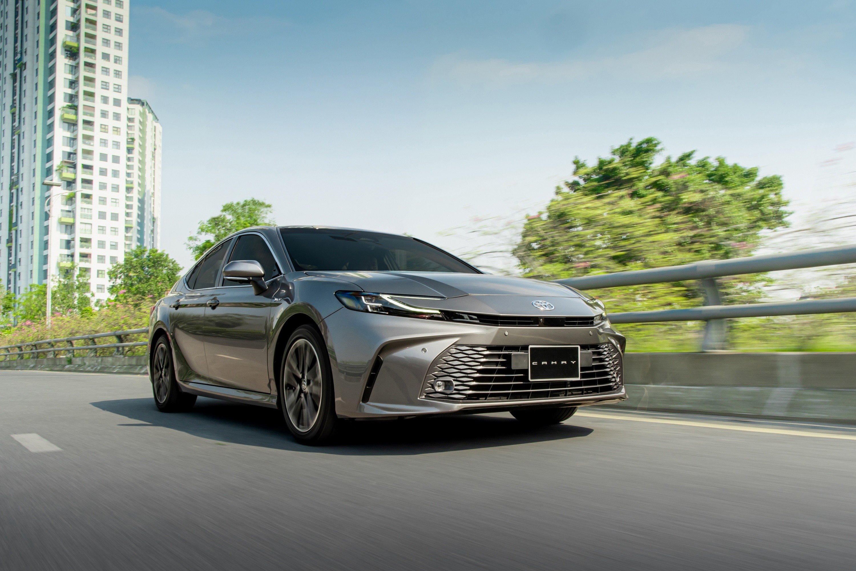 Toyota Camry vẫn là chủ lực doanh số phân khúc sedan cỡ D tại Việt Nam. Ảnh: TMV.