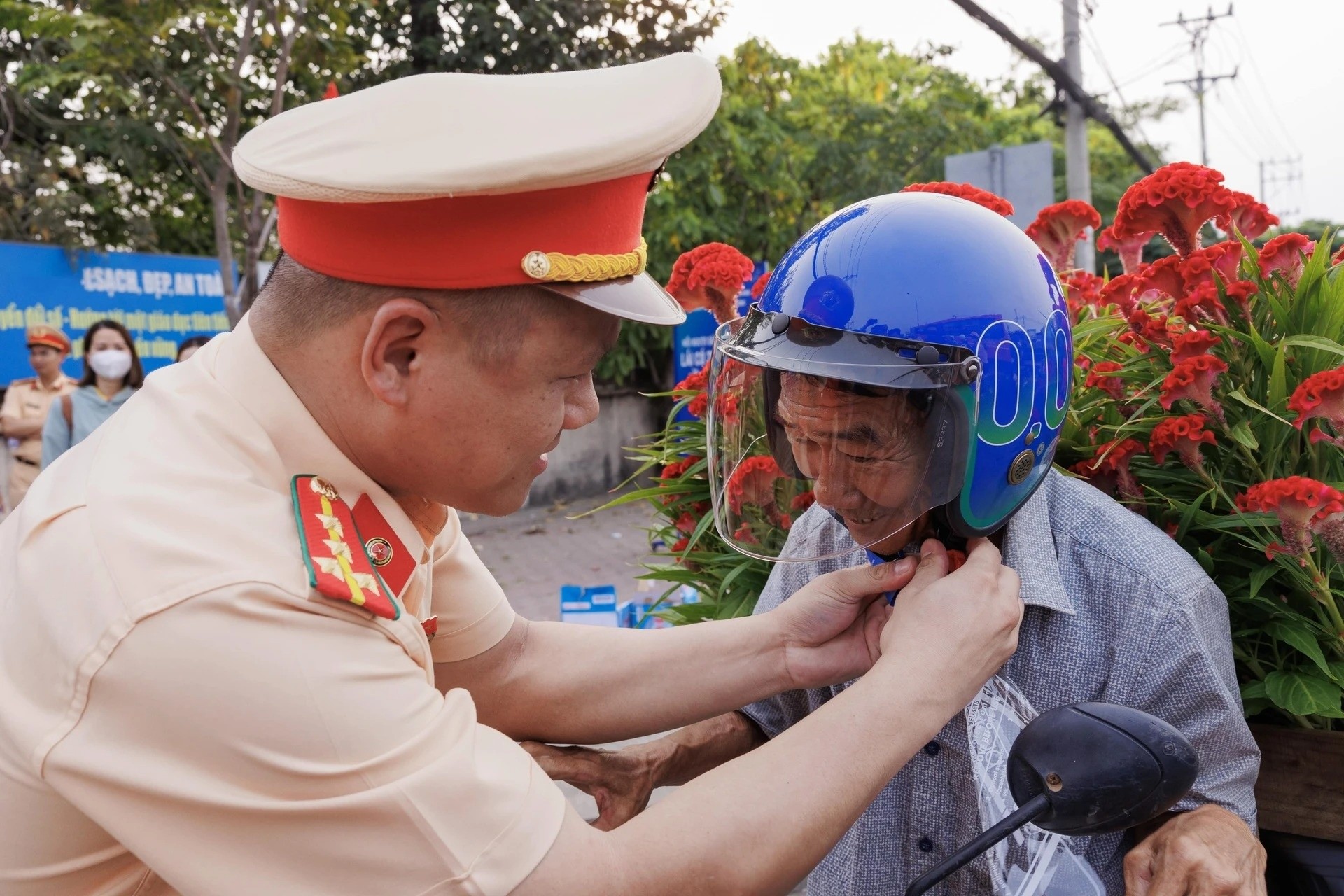Không đội nón bảo hiểm khi lái xe máy bị phạt tiền 400.000-600.000 đồng.
