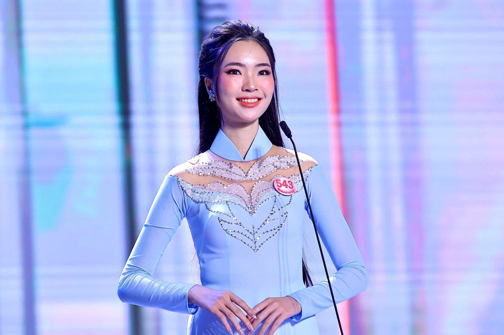 Thí sinh Trịnh Vũ Hồng Duyên, sinh năm 2004, sinh viên Đại học Anh Quốc Việt Nam. Cô đến từ Thanh Hóa, sở hữu chiều cao 1,71 m, số đo ba vòng 81-63-91 cm.