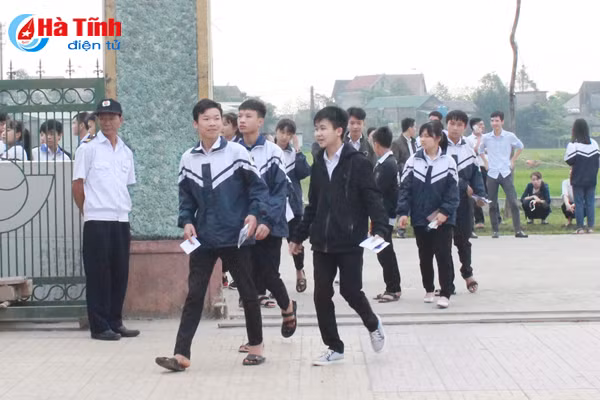 1 184 hoc sinh ha tinh duoc cong nhan hoc sinh gioi tinh lop 10 11