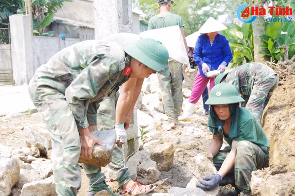 cbcs bo chi huy quan su ha tinh giup dan xay dung nong thon moi