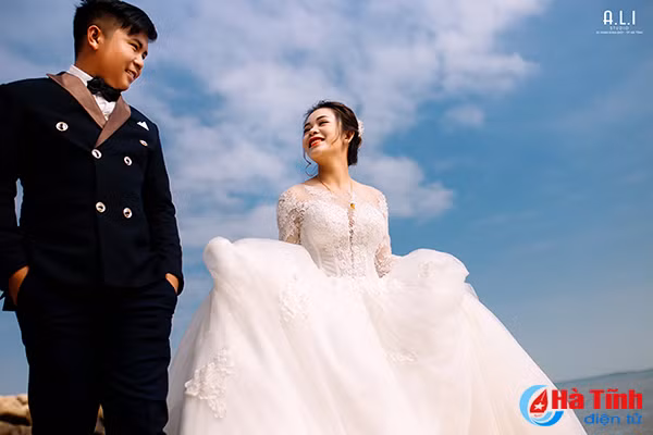 doi uyen uong nguoi lao vuot hon 200 km den ha tinh chup anh cuoi