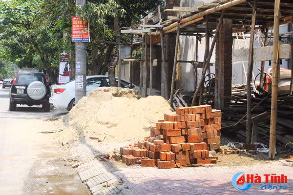 vat lieu xay dung chiem tron via he mot so tuyen duong tp ha tinh